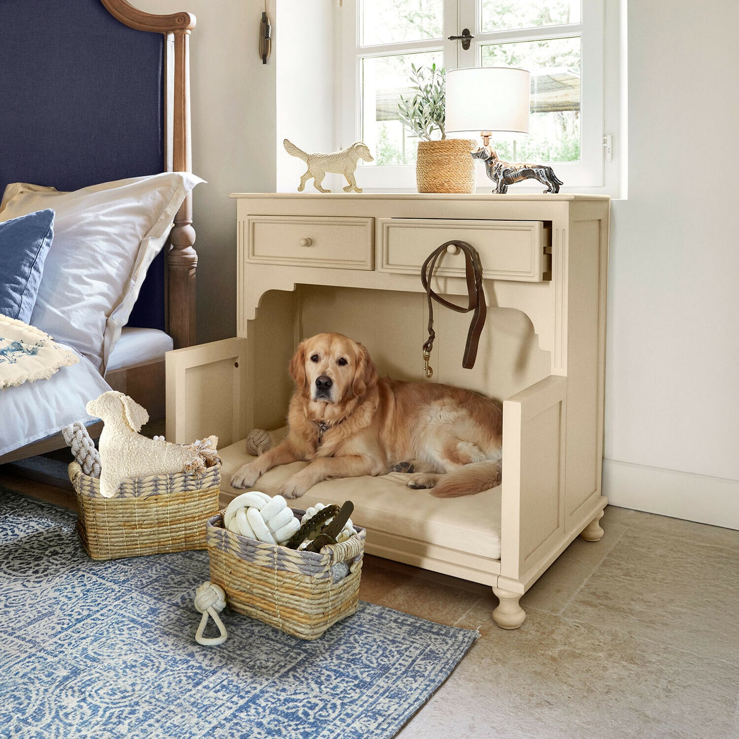Cama para perros Galivonne Caseta para perro de madera beige con cojín y correa de cuero, Golden Retriever en dormitorio