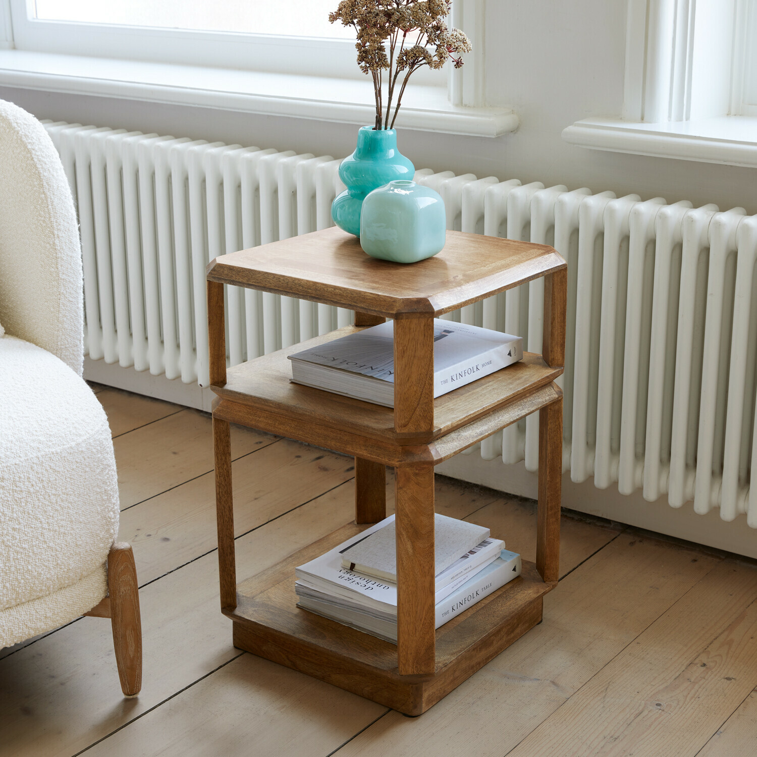 Mesa auxiliar Inverly Mesa auxiliar de madera de mango natural de tres niveles con jarrones turquesa y libros
