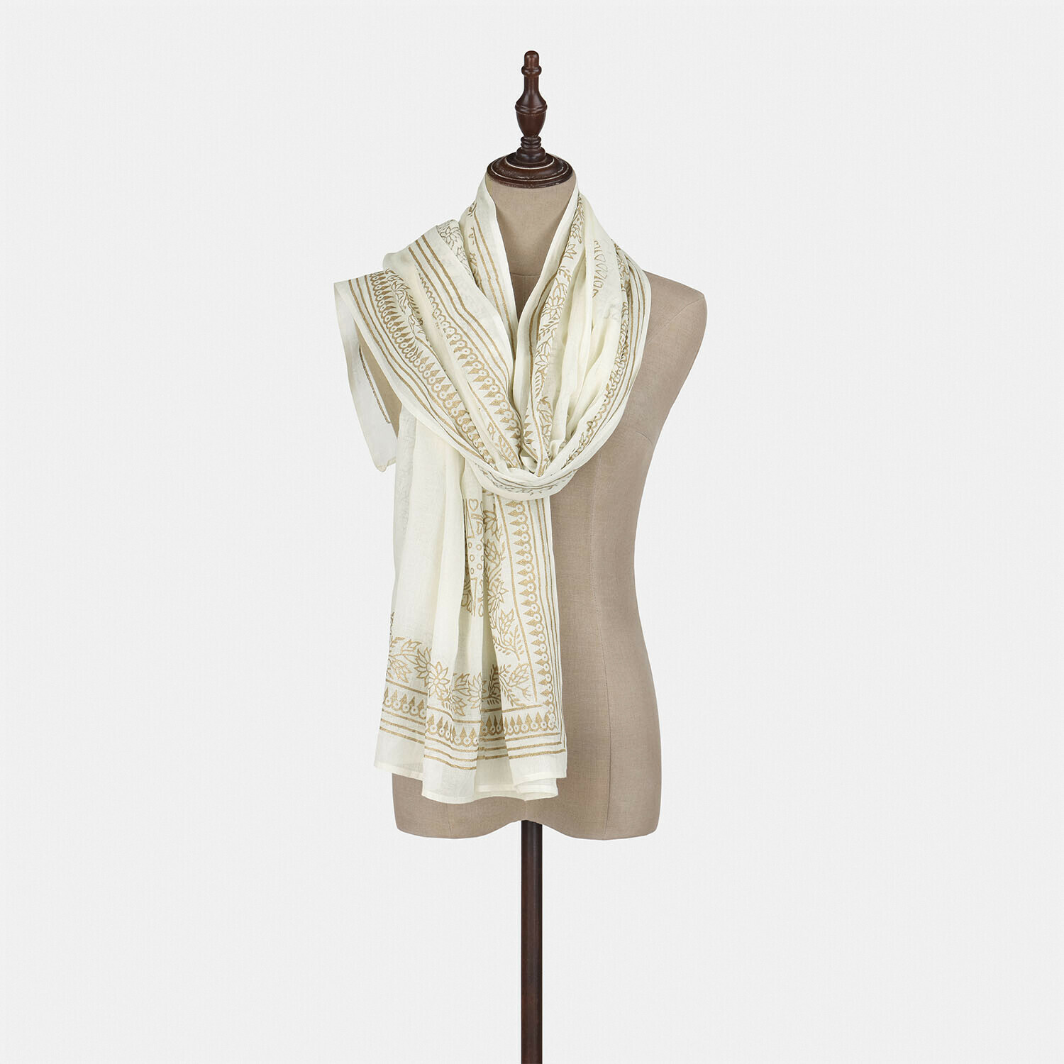 Chal Lamérise Pañuelo ligero color crema con diseño delicado en maniquí, accesorio de moda elegante