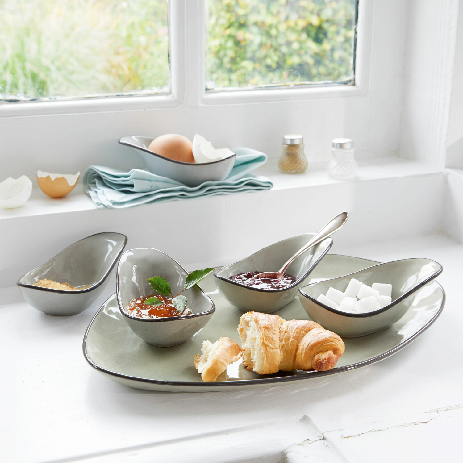 Set de 5 cuencos y plato de servir Biarré Juego de cuencos y plato de cerámica gris para desayuno con croissant y mermelada