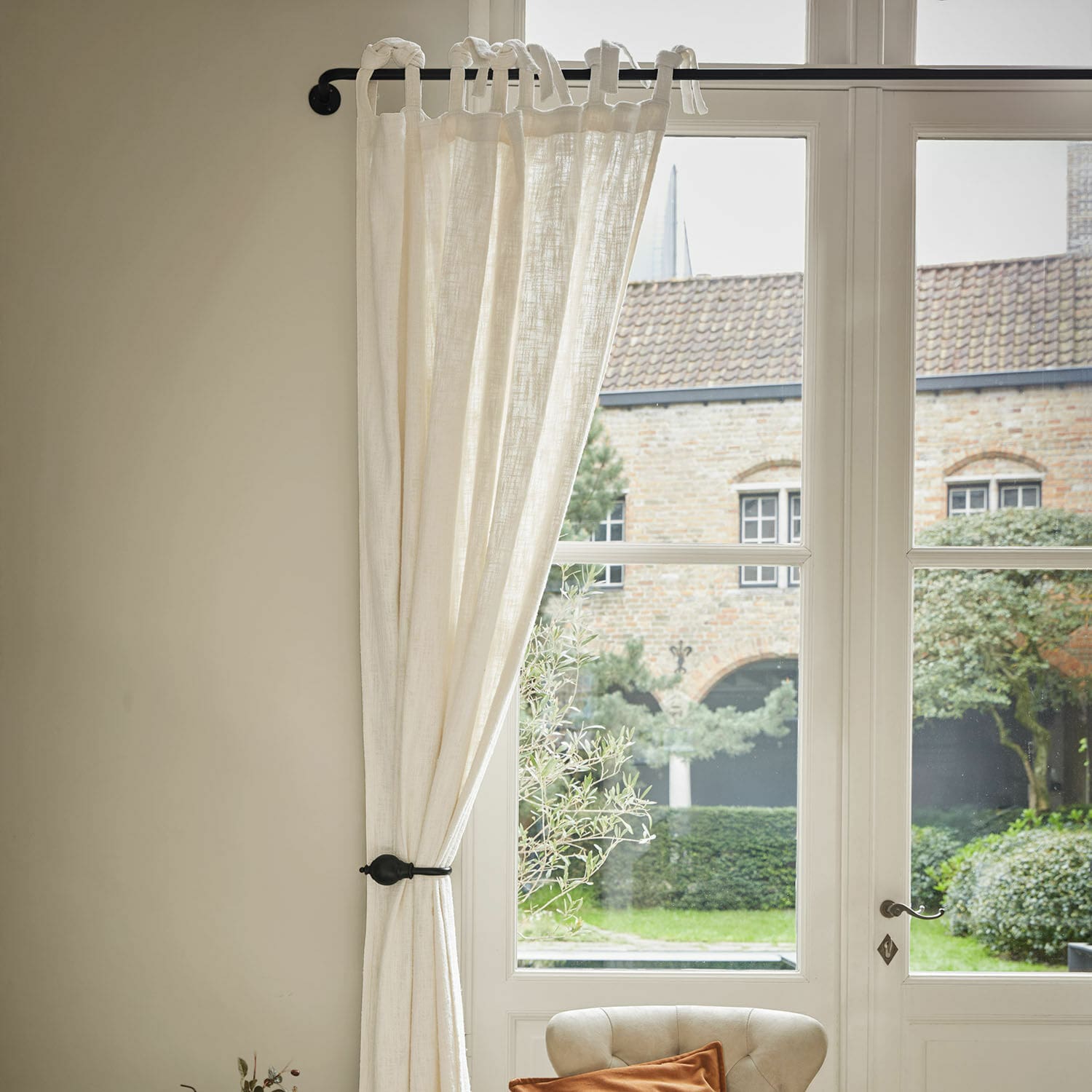 Barra de cortina angular con soportes Belarune Belarune Cortina beige de lino con lazos atados en barra negra, decoración de ventana elegante