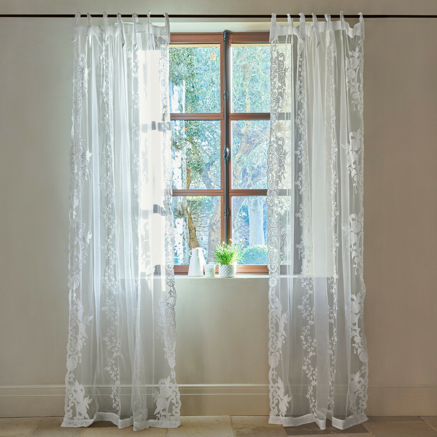 Cortina Élourette Cortina blanca translúcida con bordado floral en ventana, decoración interior elegante