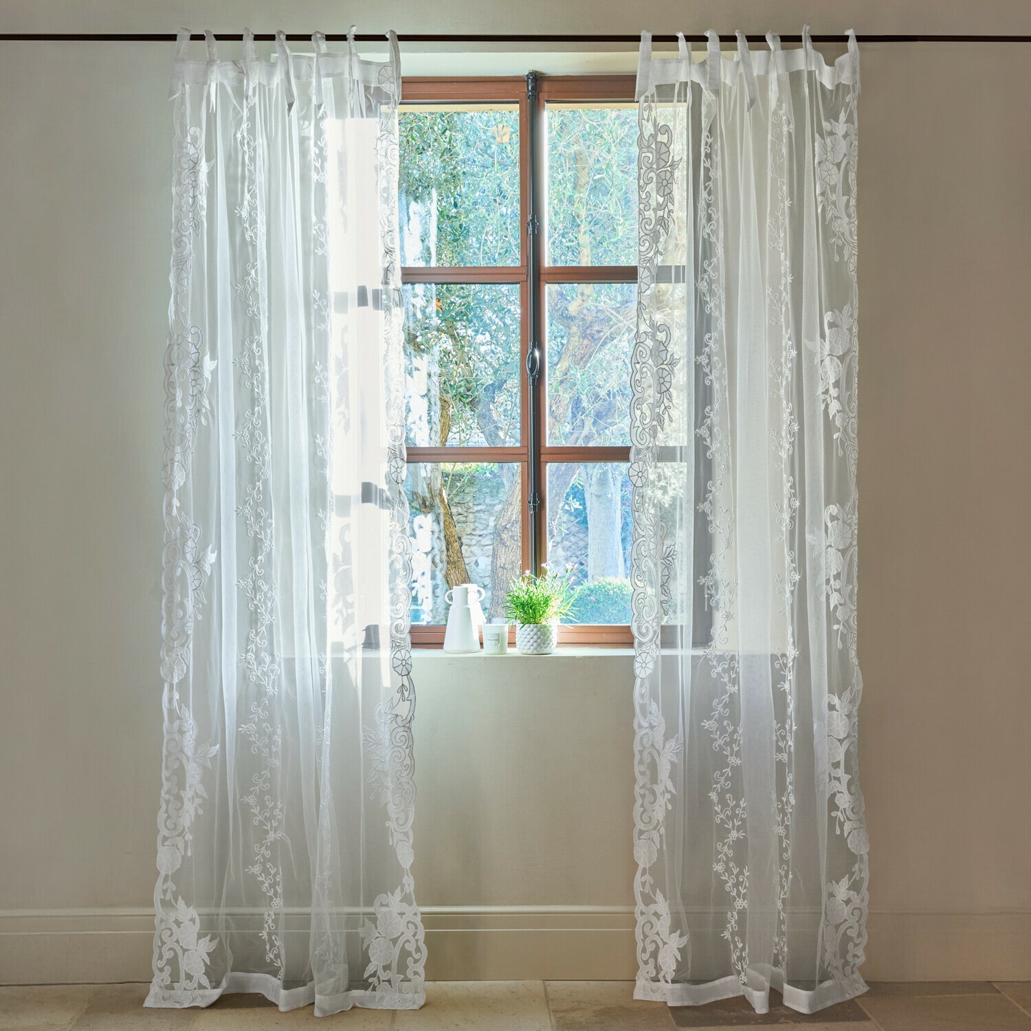 Cortina Élourette Cortina blanca translúcida con bordado floral en ventana, decoración interior elegante