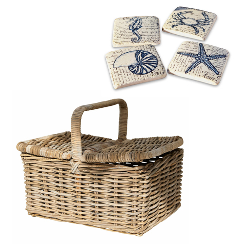 Cesta de picnic de ratán con asa y posavasos de cerámica con motivos marinos en beige y azul