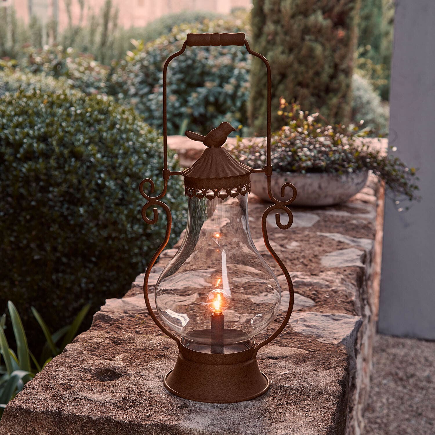 Farol LED Brisanne Farol de jardín de metal oxidado con vidrio transparente y decoración de pájaro, ideal para terraza