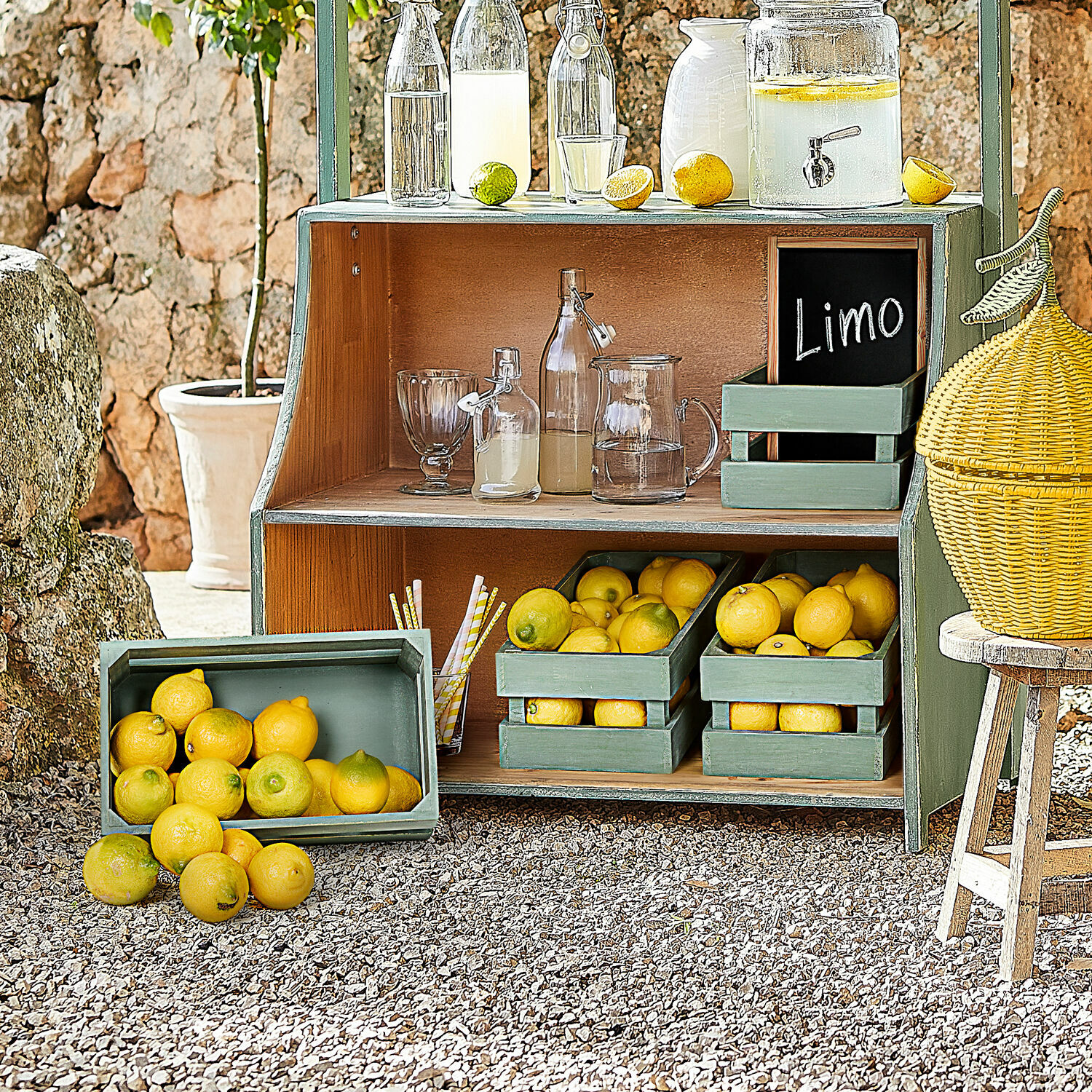 Set de 2 cestas Éclairon Estantería de madera verde con limones y botellas de vidrio para limonada al aire libre