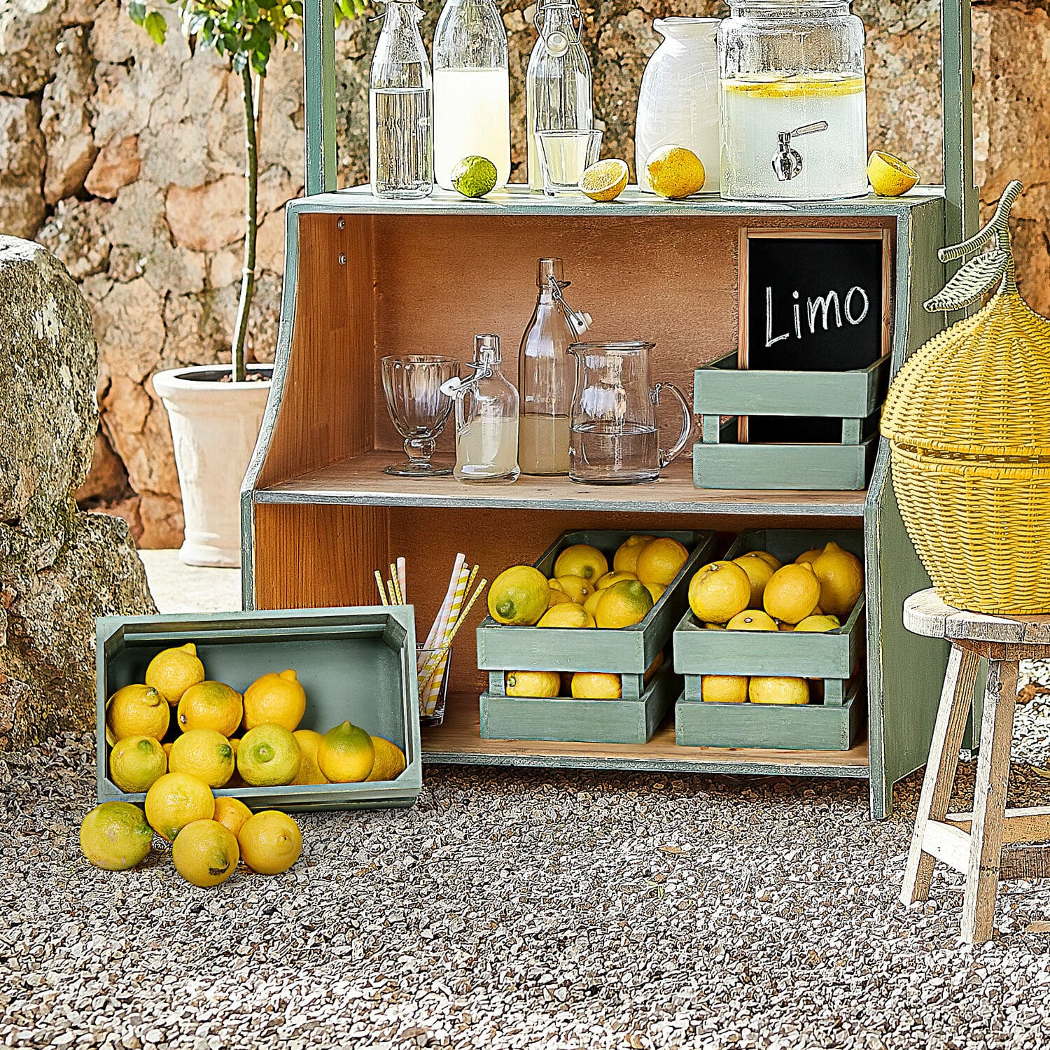 Set de 2 cestas Éclairon Estantería de madera verde con limones y botellas de vidrio para limonada al aire libre