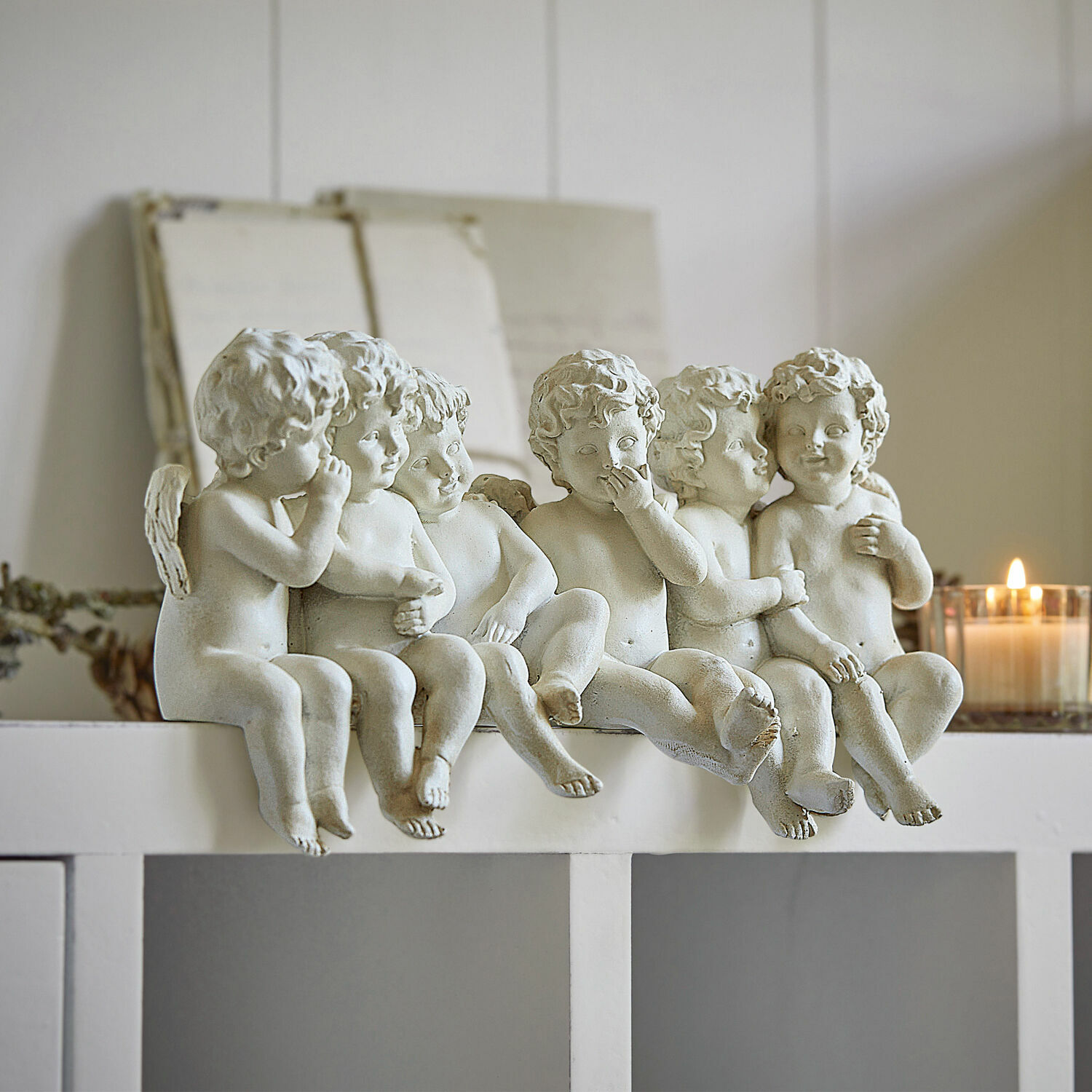 Ángel Léon Seis figuras de ángeles blancos de resina sobre estante blanco, decoración para interiores