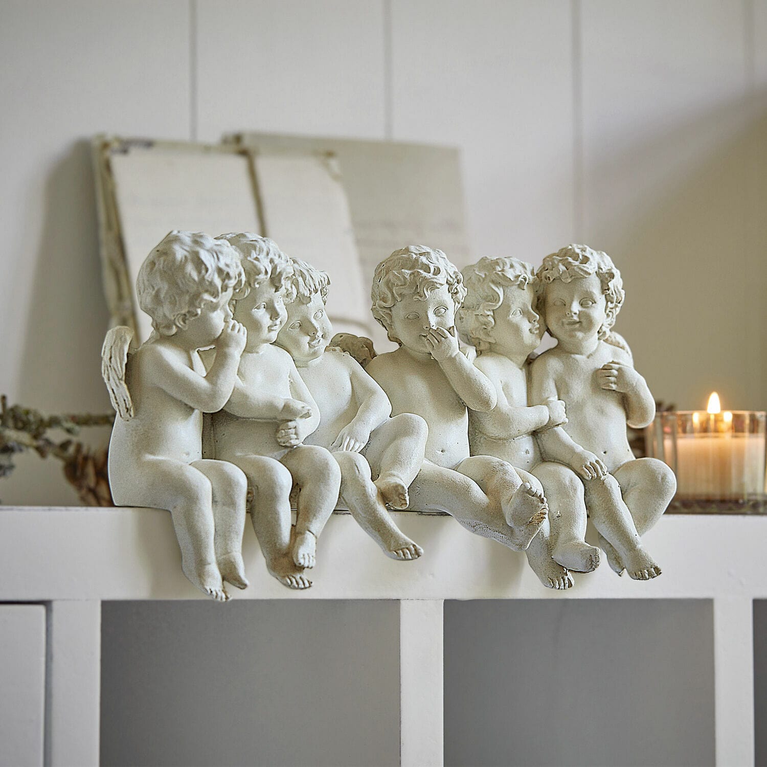 Ángel Léon Seis figuras de ángeles blancos de resina sobre estante blanco, decoración para interiores