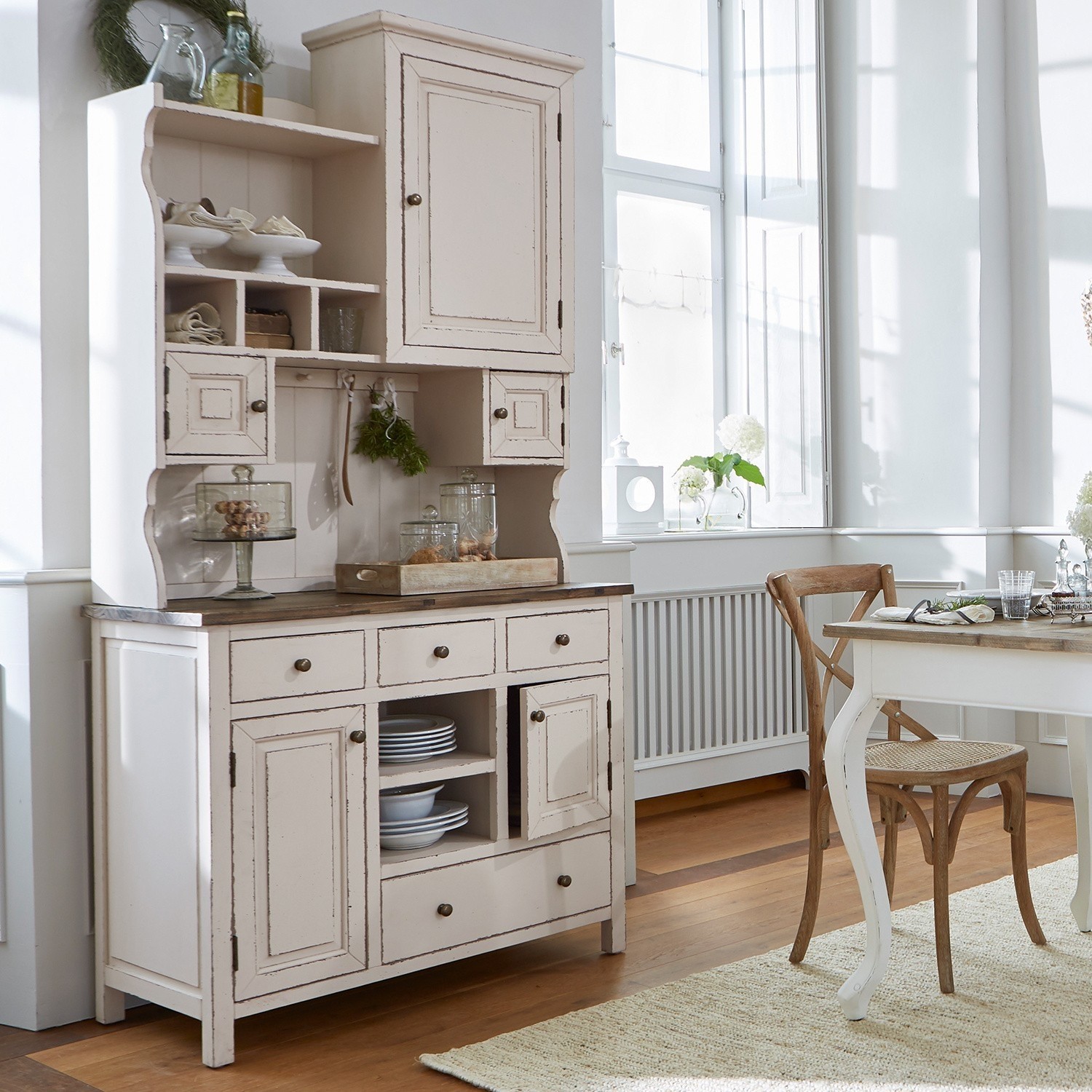 Armario Peteersham Aparador de madera crema con cajones y estantes estilo vintage para comedor