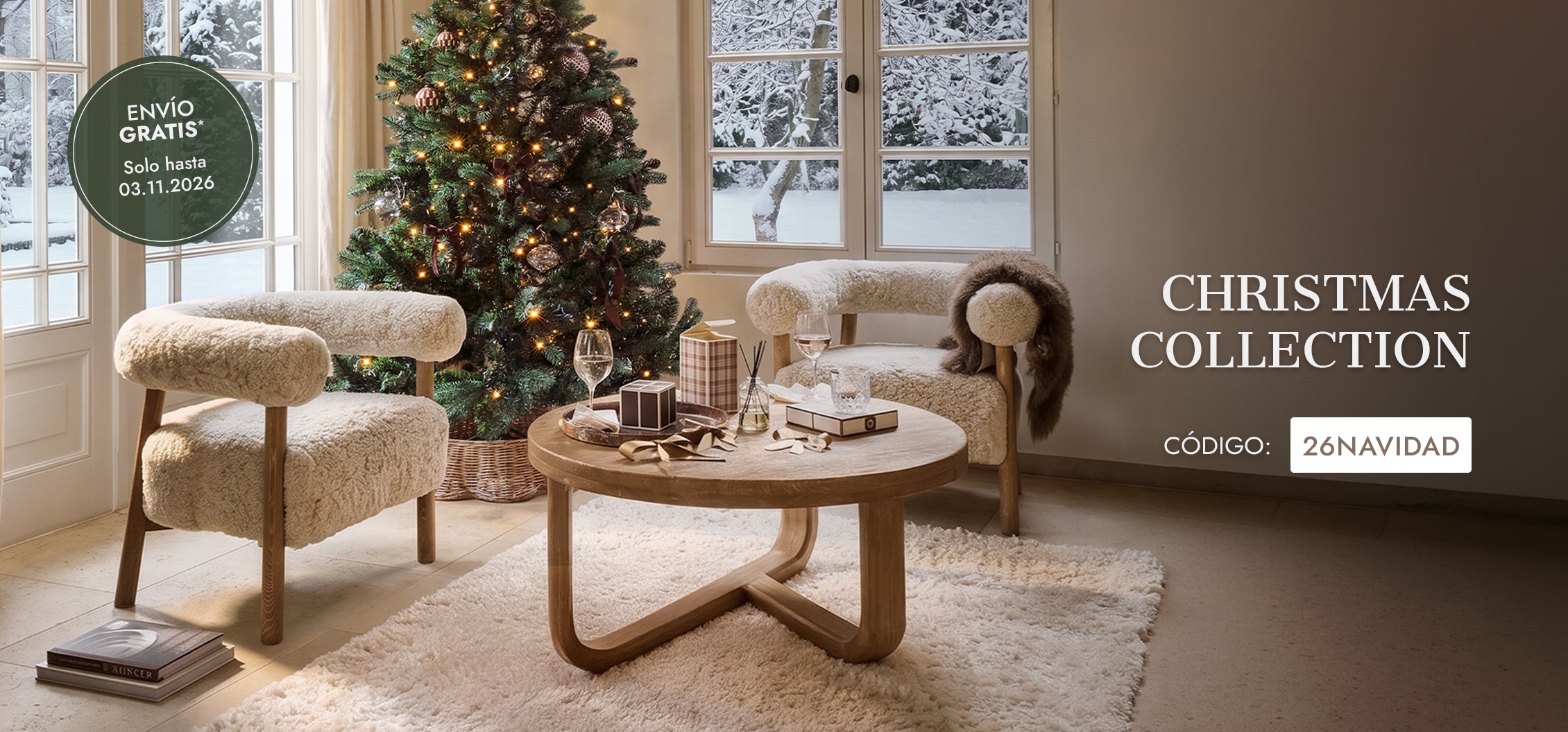 Salón acogedor con dos sillones crema de piel sintética y mesa de madera junto a árbol de Navidad decorado