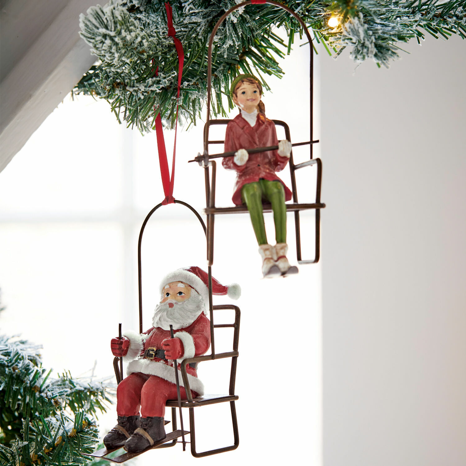 Set de 2 colgantes Ponta Adornos navideños colgantes con figuras de Papá Noel y niña en sillas metálicas para árbol