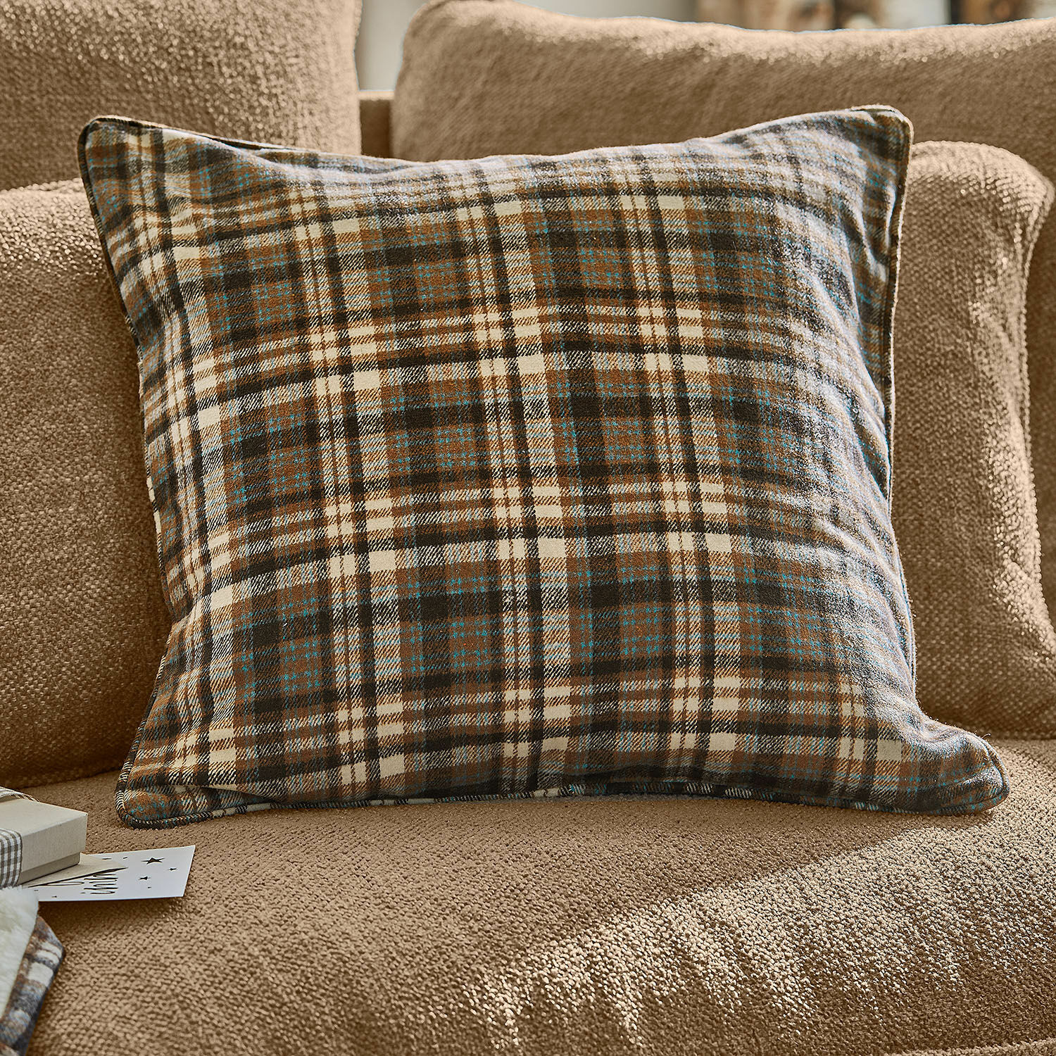 Funda de cojín Celestria Cojín a cuadros marrón y crema de tela suave sobre sofá beige, decoración acogedora para el hogar
