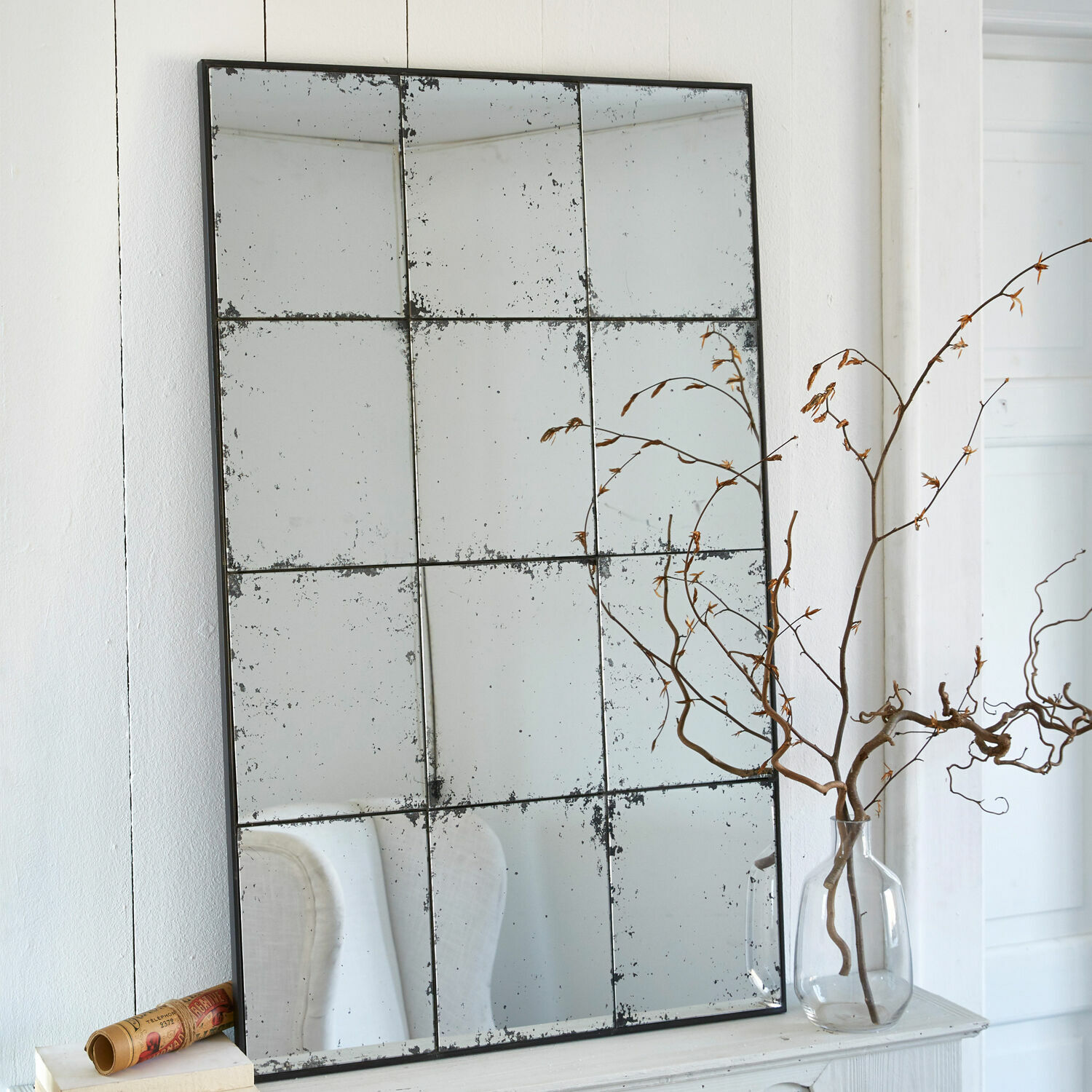 Espejo Burami Gran espejo de pared con vidrio envejecido y marco metálico negro, decoración vintage