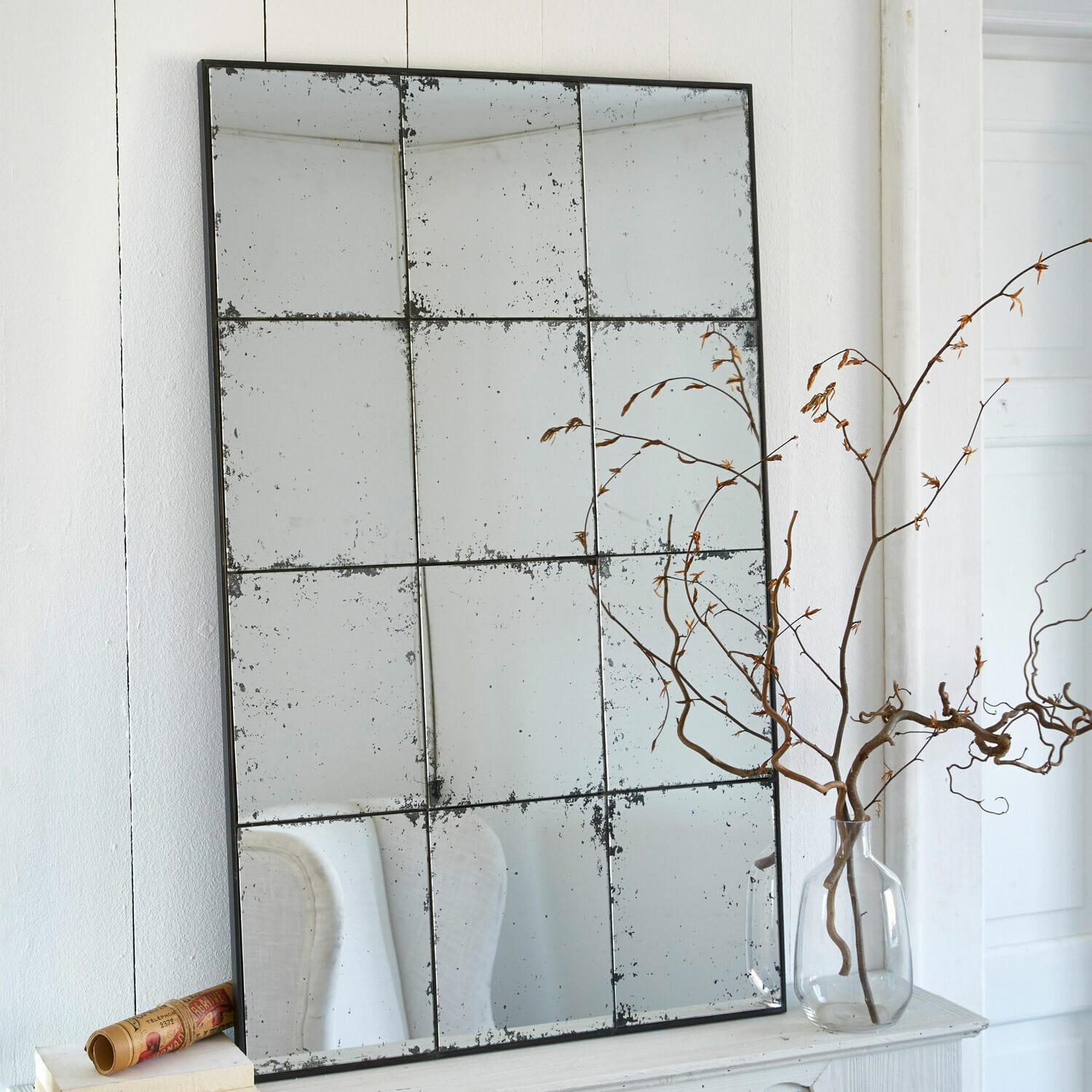 Espejo Burami Gran espejo de pared con vidrio envejecido y marco metálico negro, decoración vintage
