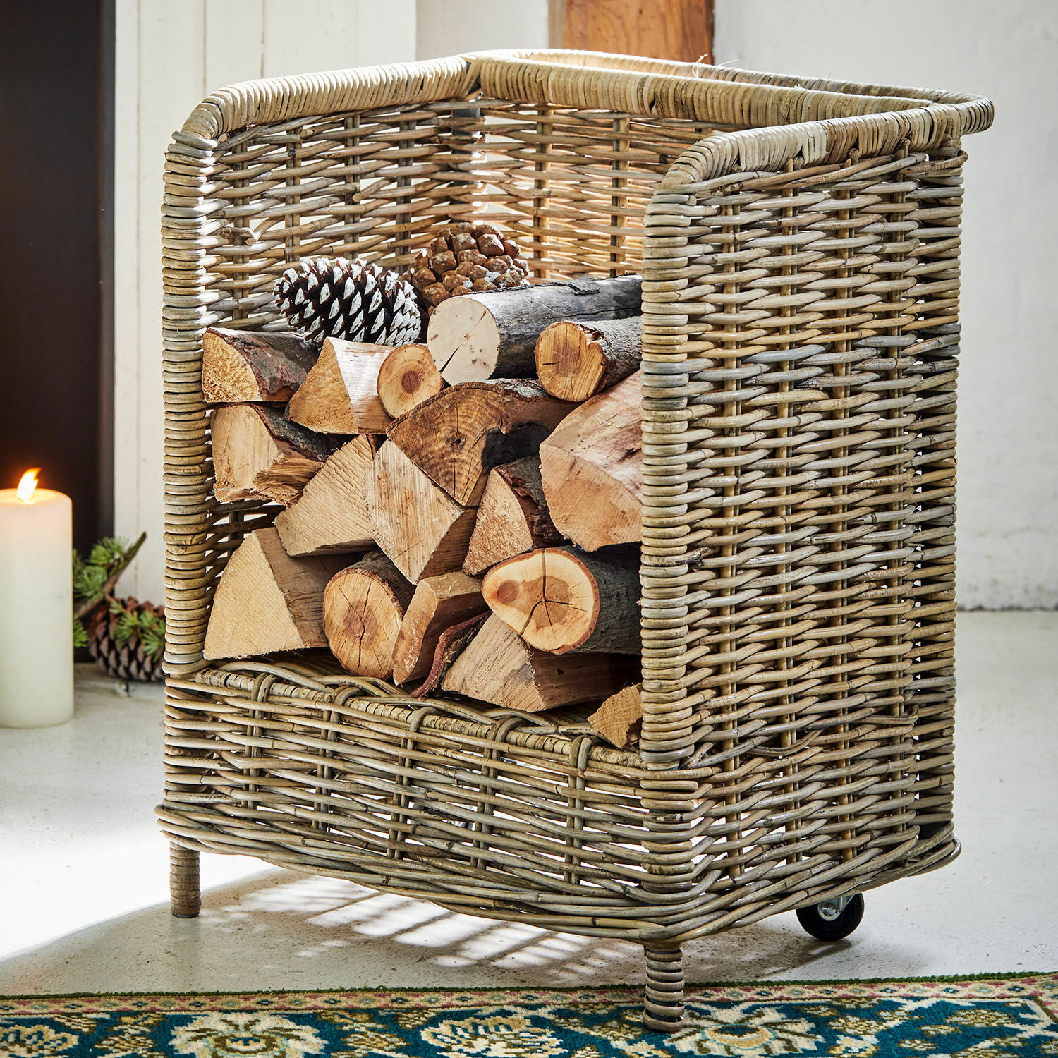 Cesta para leña Xabier Cesta para leña de ratán en color natural con ruedas, ideal para almacenar madera en interiores