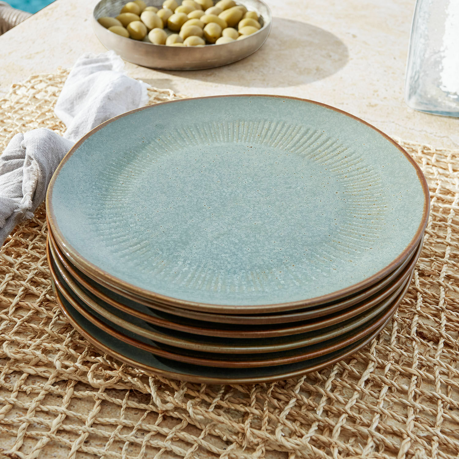 Set de 6 platos Périers Juego de platos de cerámica azul con borde marrón sobre mantel tejido, vajilla elegante