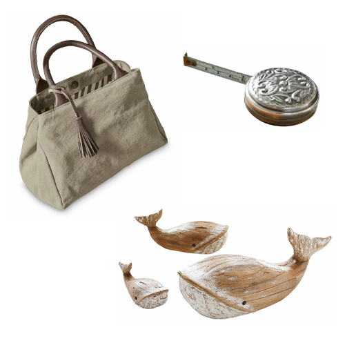 Bolso beige de tela con asas marrones y borla, decoraciones de ballenas de madera y cinta métrica metálica