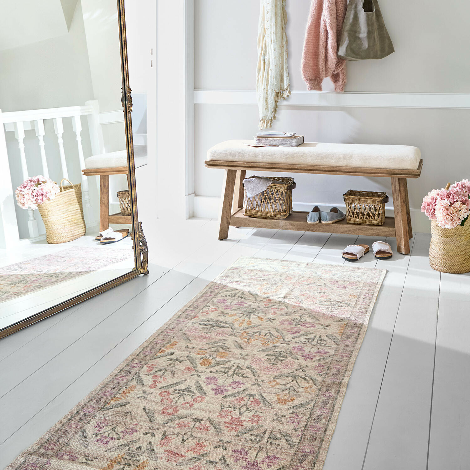 Alfombra Jardin d'Été Banco de madera clara con cojín beige en habitación luminosa con alfombra de diseño floral