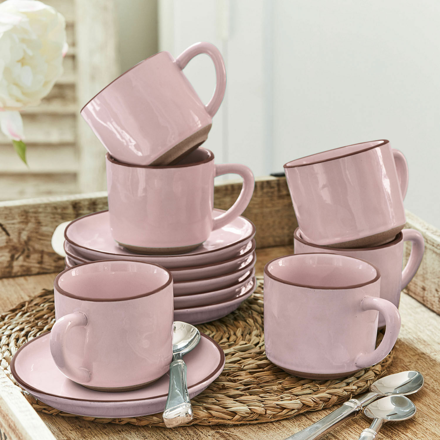 Set de 6 tazas y platillos Biarré Juego de tazas y platos de cerámica rosa con borde marrón sobre base trenzada