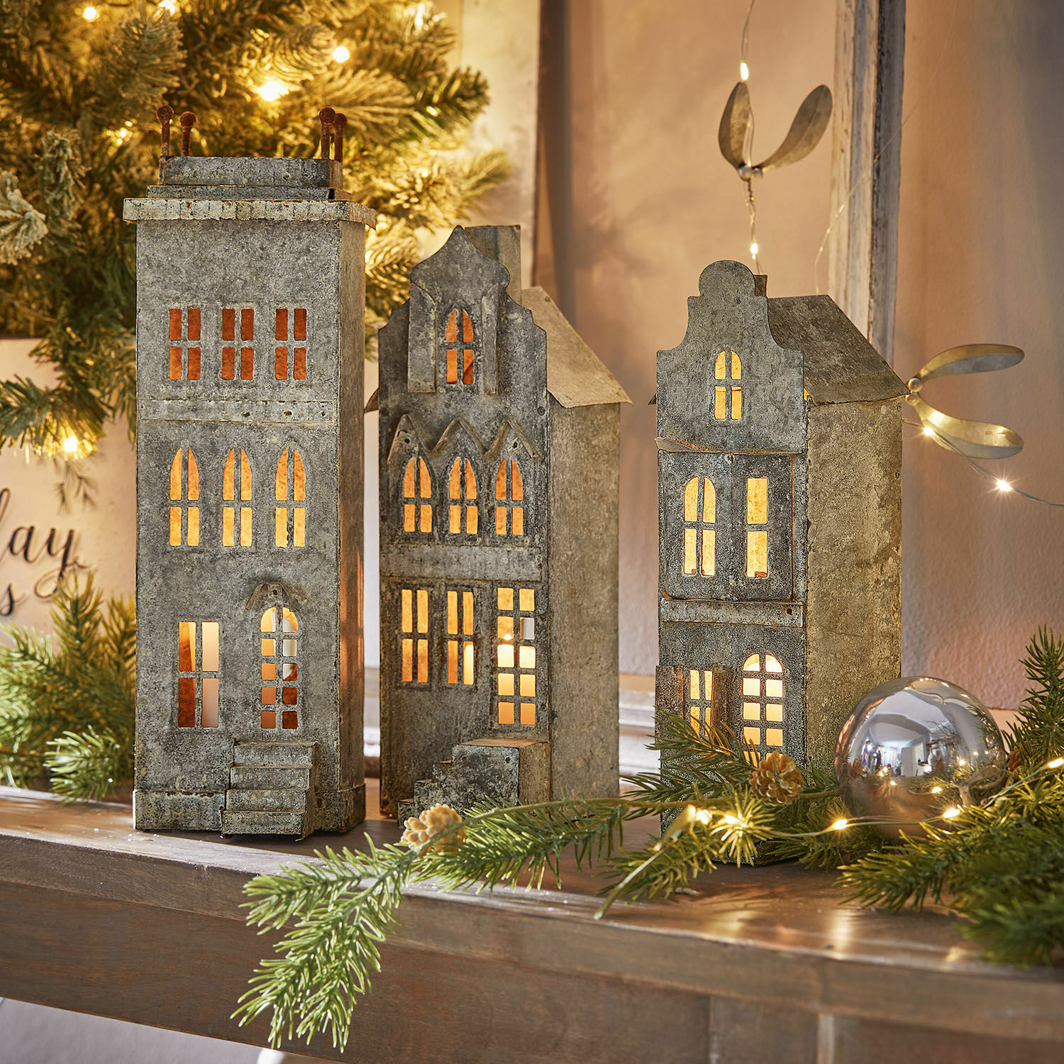 Portavelas Middlewich Faroles decorativos de metal en forma de casas grises con luz cálida, decoración navideña elegante