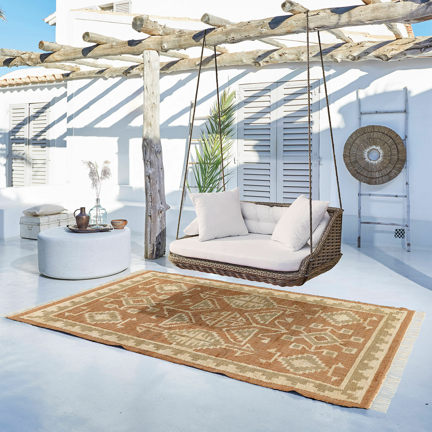 Alfombra Serenath Alfombra de material natural en tonos beige y marrón con diseño geométrico para salón y terraza