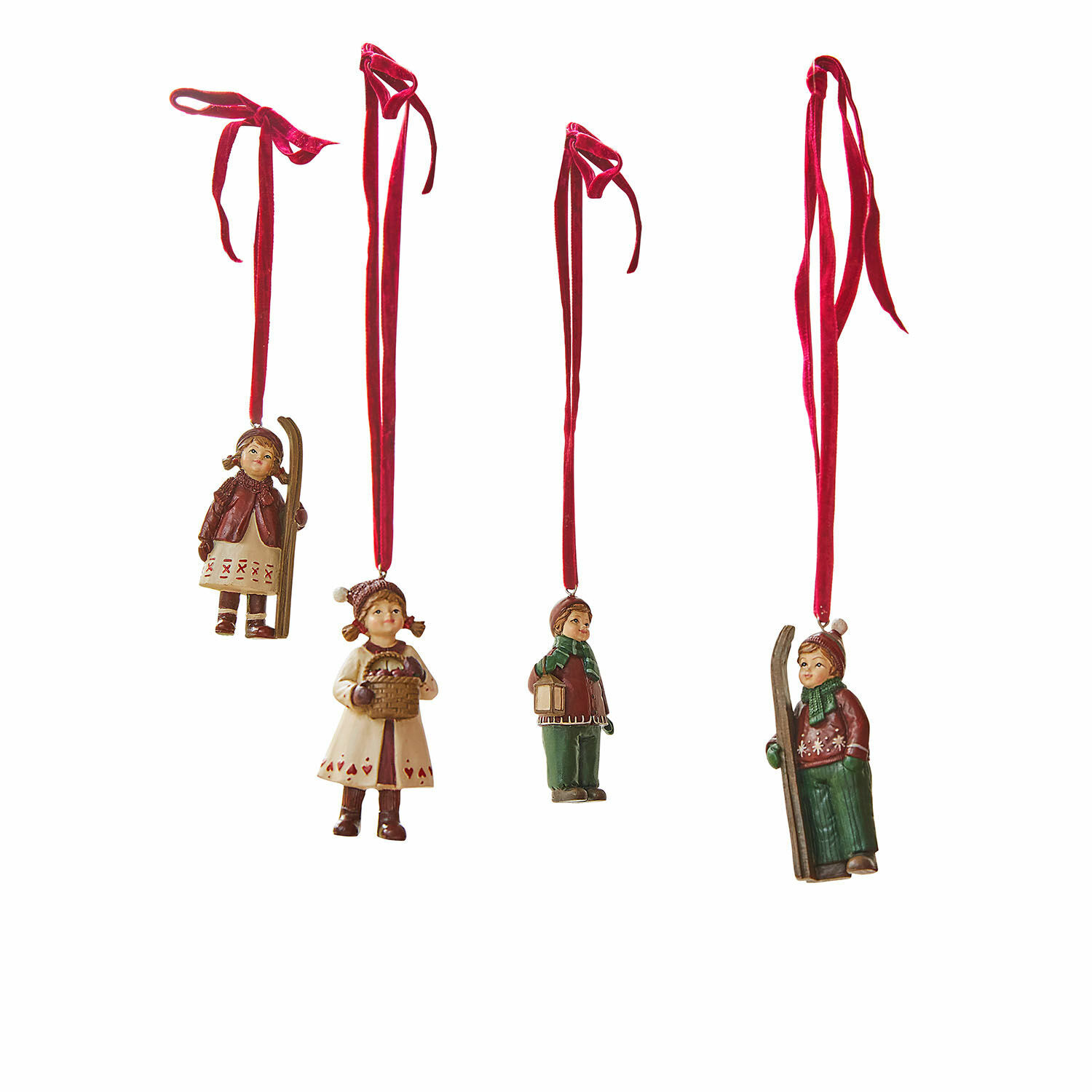 Set de 4 colgantes Helgelund Conjunto de cuatro adornos navideños con figuras de niños con ropa de invierno colgados de cintas rojas