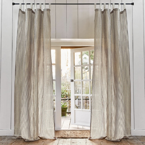 Cortinas beige con finas rayas de material natural, decoración elegante para ventana de salón.