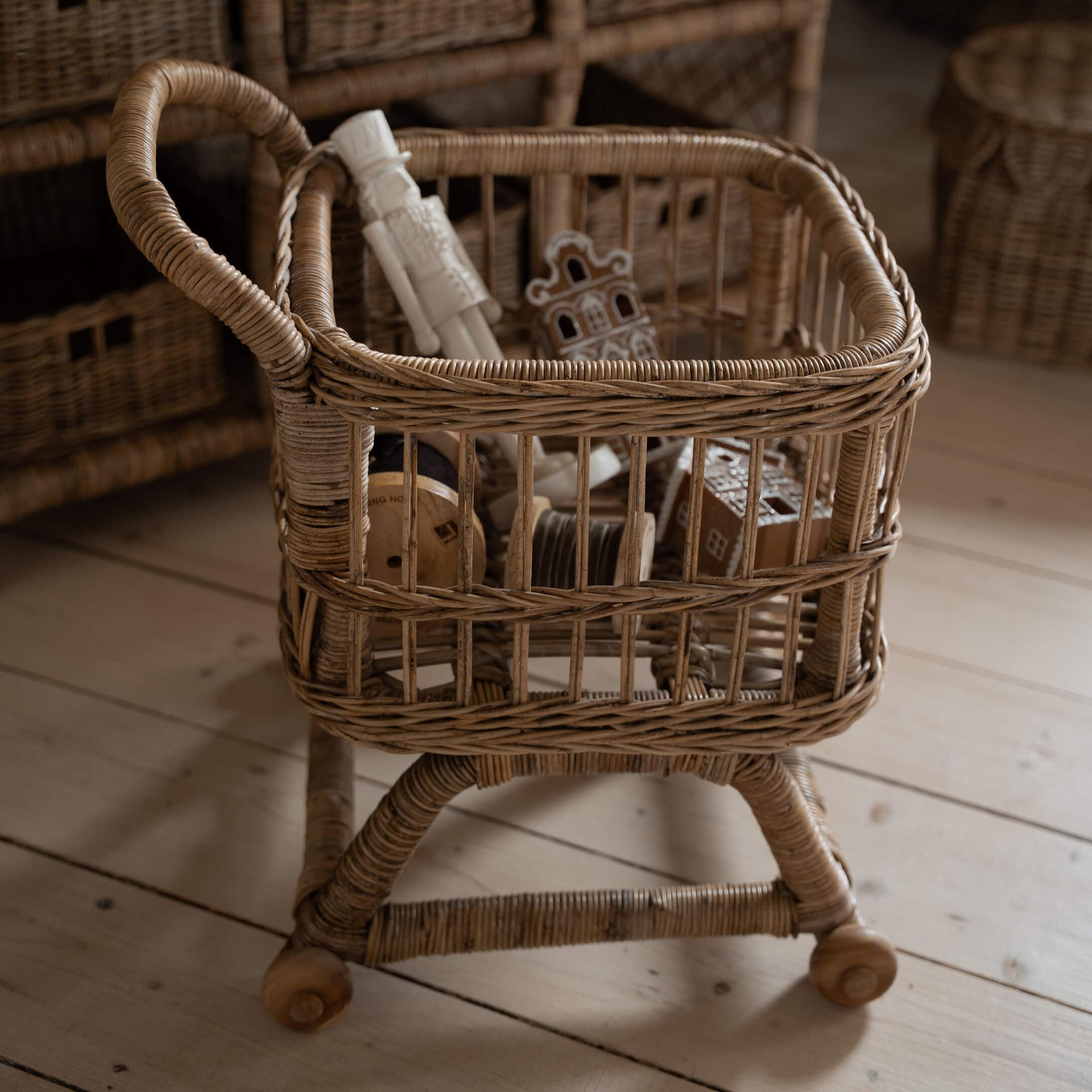 Cesta de ratán natural con ruedas y asa de madera, para almacenar decoración y accesorios