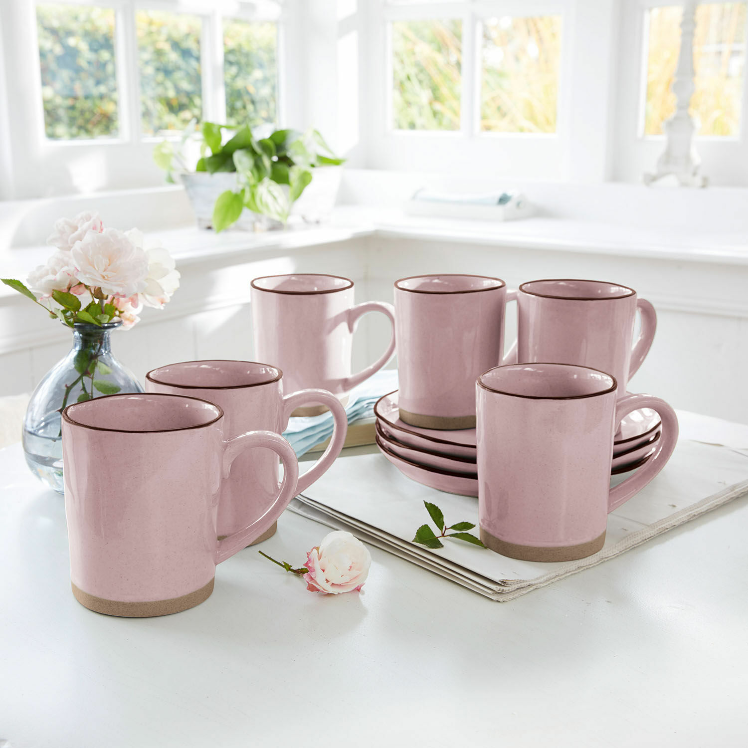 Set de 6 tazas Biarré Juego de tazas de cerámica rosa con borde marrón y platos en mesa clara de cocina