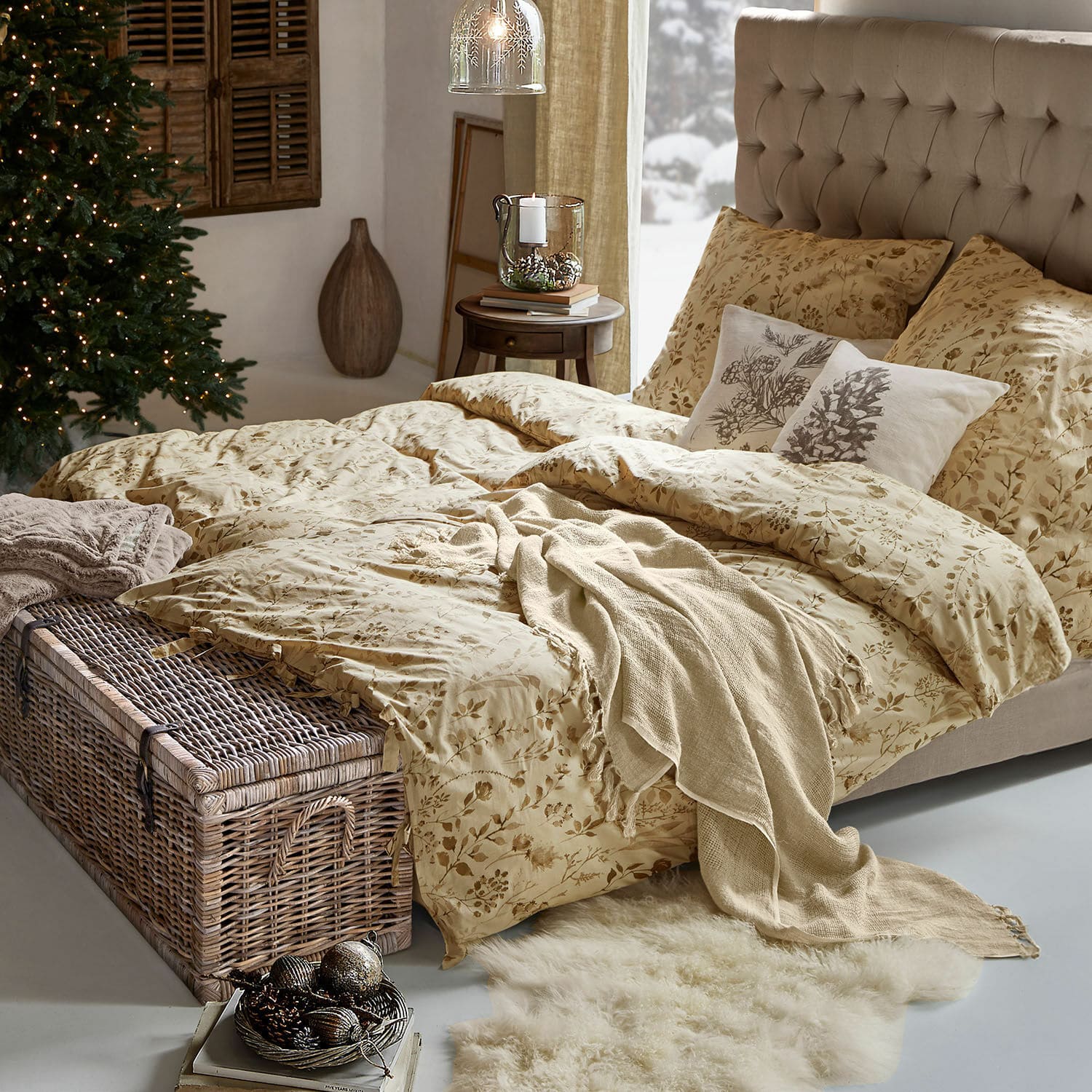 Ropa de cama Maraviglio Ropa de cama beige con diseño floral en cama con cabecero acolchado en ambiente acogedor