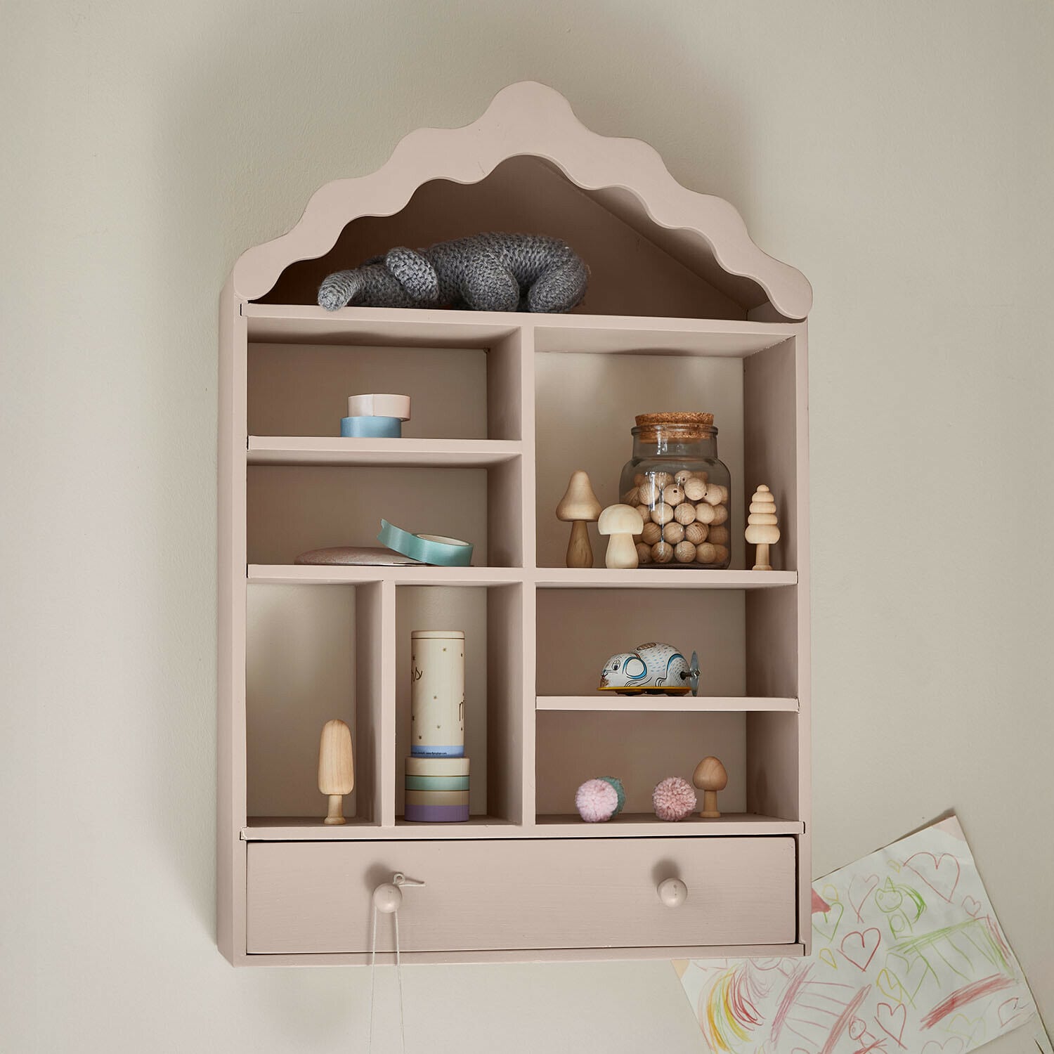 Estantería de madera beige en forma de casa con decoraciones y cajón, almacenamiento para habitación infantil