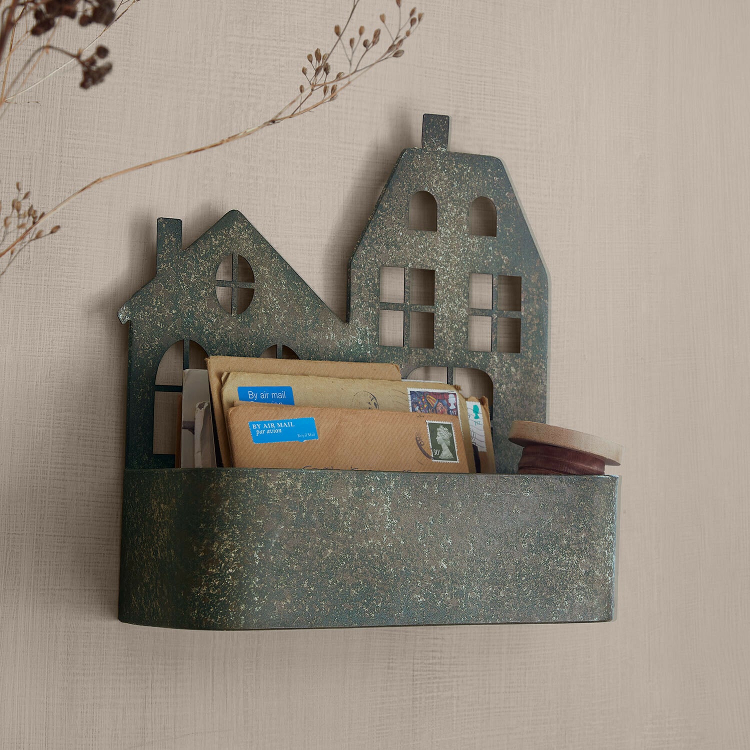 Organizador de pared Barnabies Buzón de metal verde con forma de casas para cartas y decoración en la pared