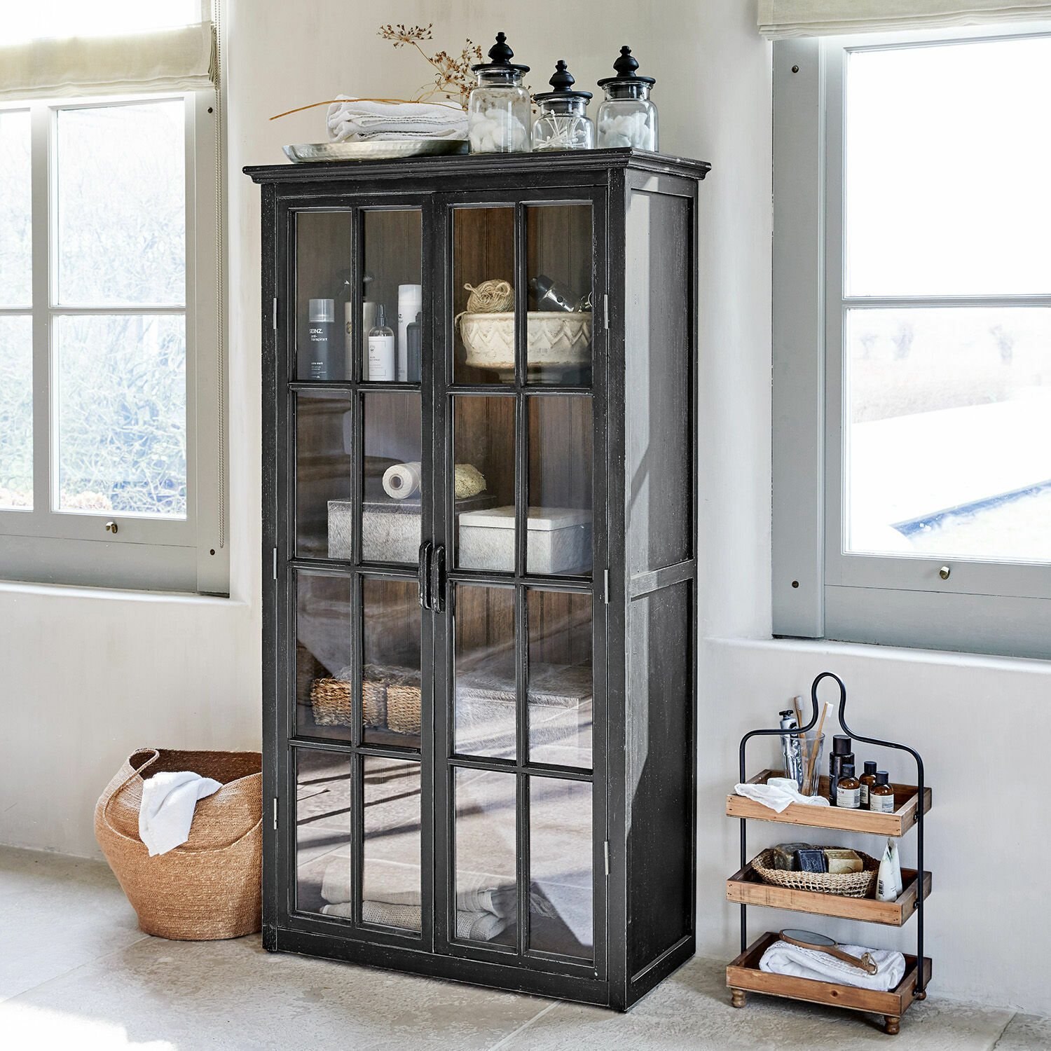Armario Keanu Armario negro de metal con puertas de vidrio estilo loft para almacenamiento en baño