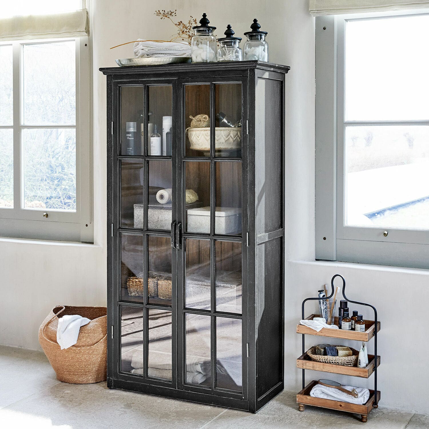 Armario Keanu Armario negro de metal con puertas de vidrio estilo loft para almacenamiento en baño