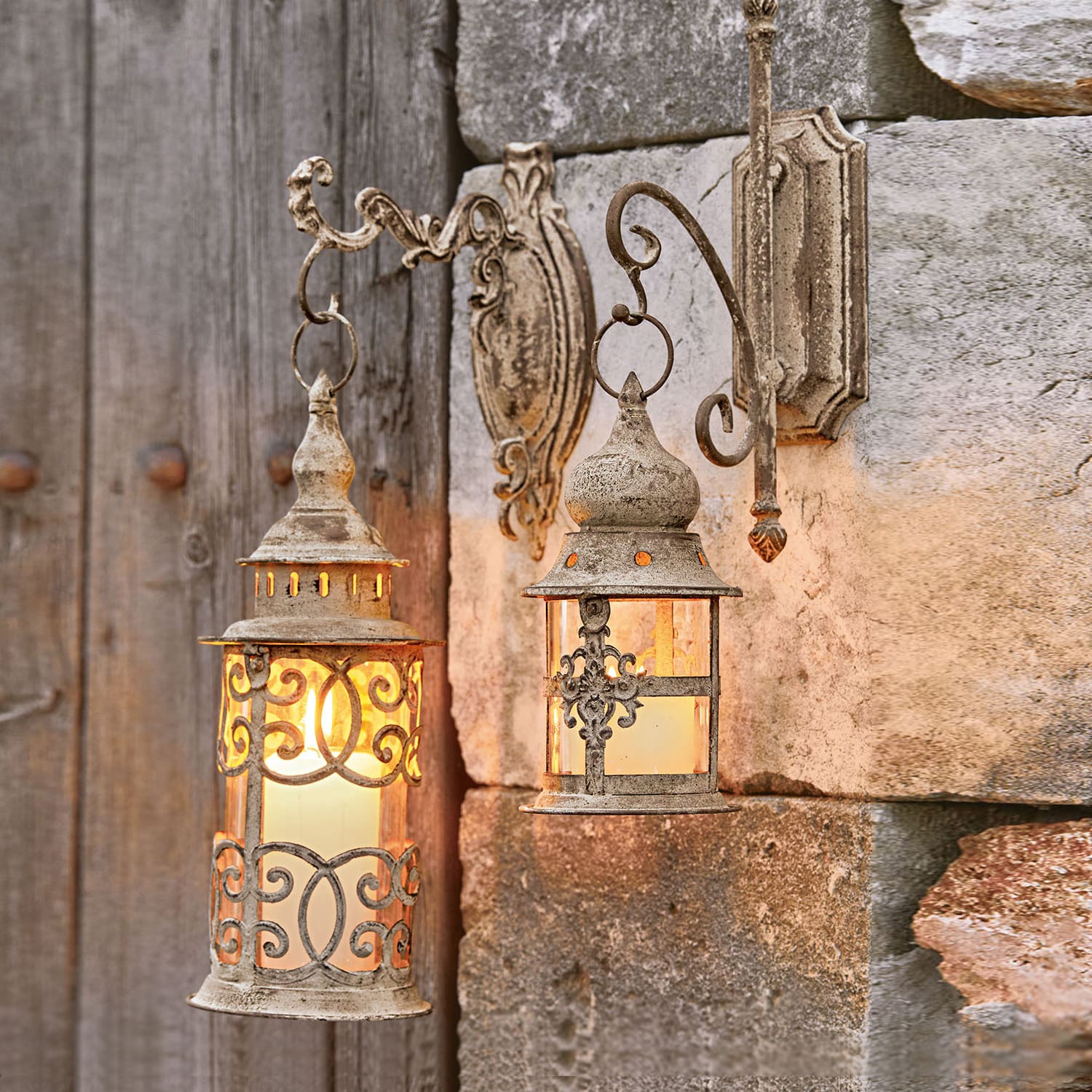 Dos faroles de pared rústicos de metal en beige envejecido, iluminación decorativa exterior para ambiente acogedor