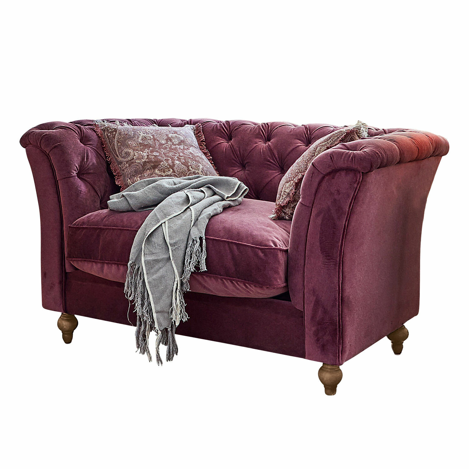 Sofá Clères Sofá de dos plazas de terciopelo morado con respaldo capitoné y patas de madera, decorado con cojines y manta gris