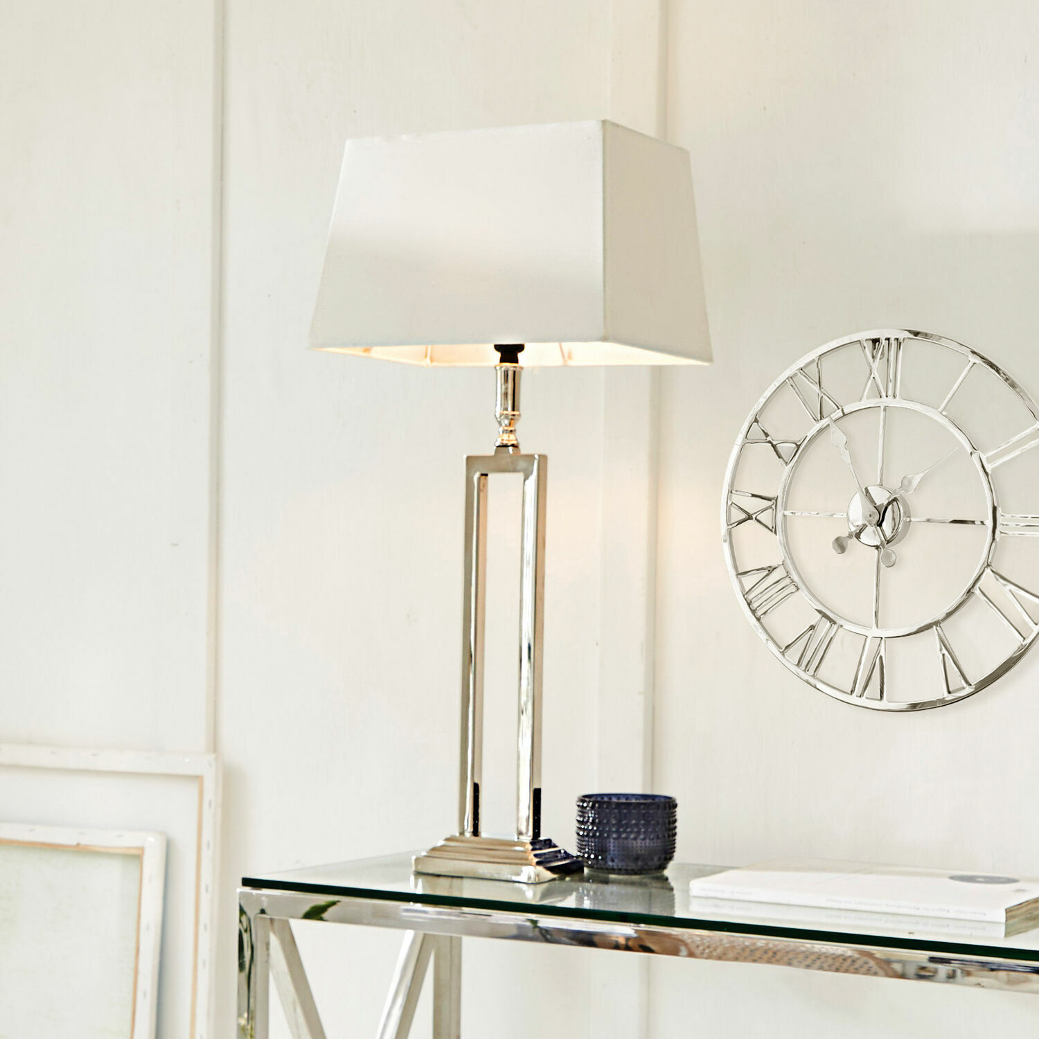 Lámpara de mesa Kinshaa Lámpara de mesa moderna con base metálica y pantalla blanca sobre mesa de cristal