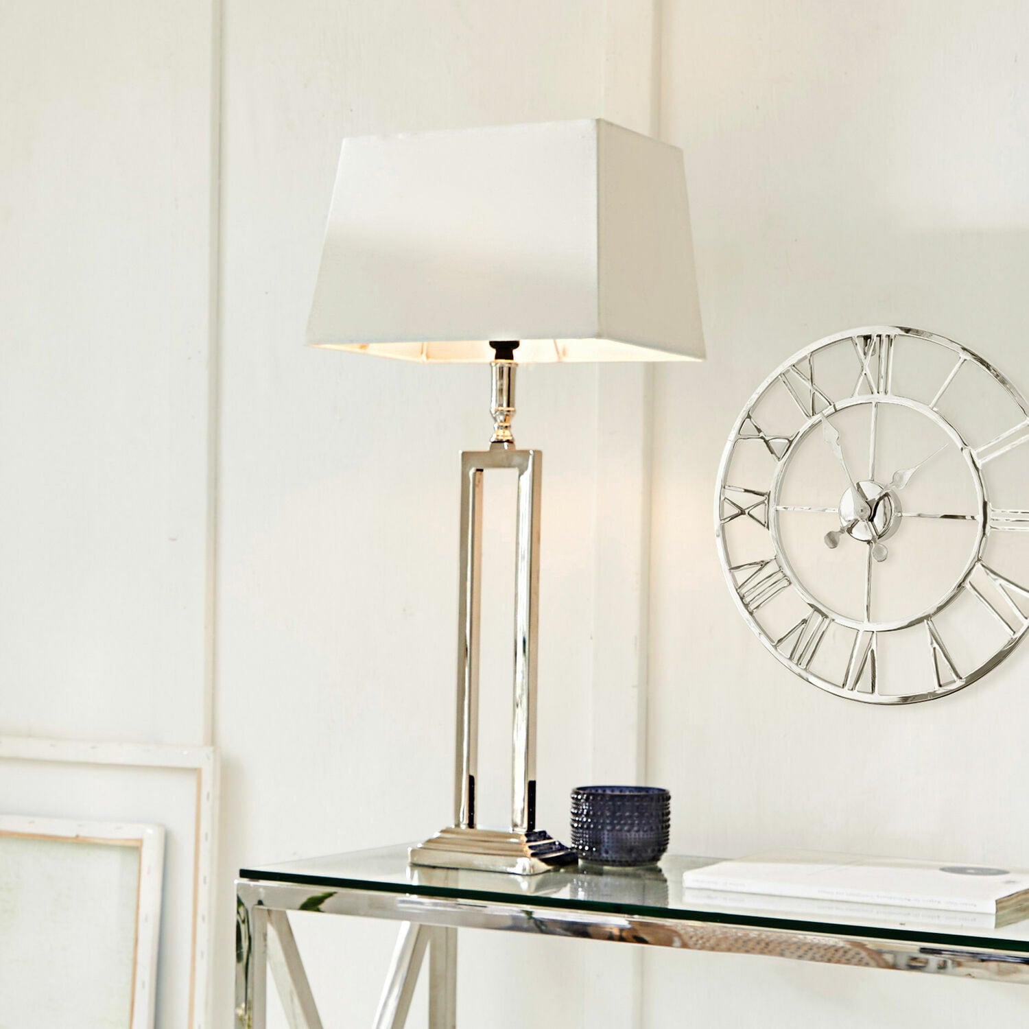 Lámpara de mesa Kinshaa Lámpara de mesa moderna con base metálica y pantalla blanca sobre mesa de cristal