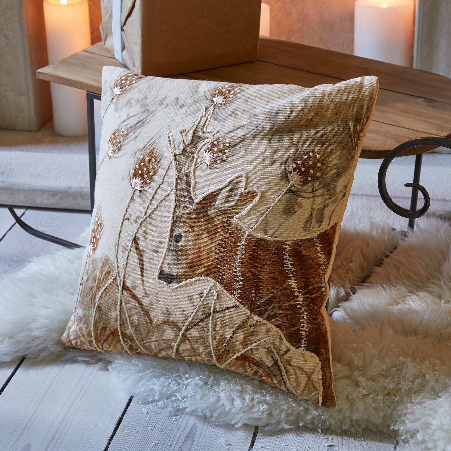 Cojín beige de lino con bordado de ciervo y diseño vegetal para decoración del hogar