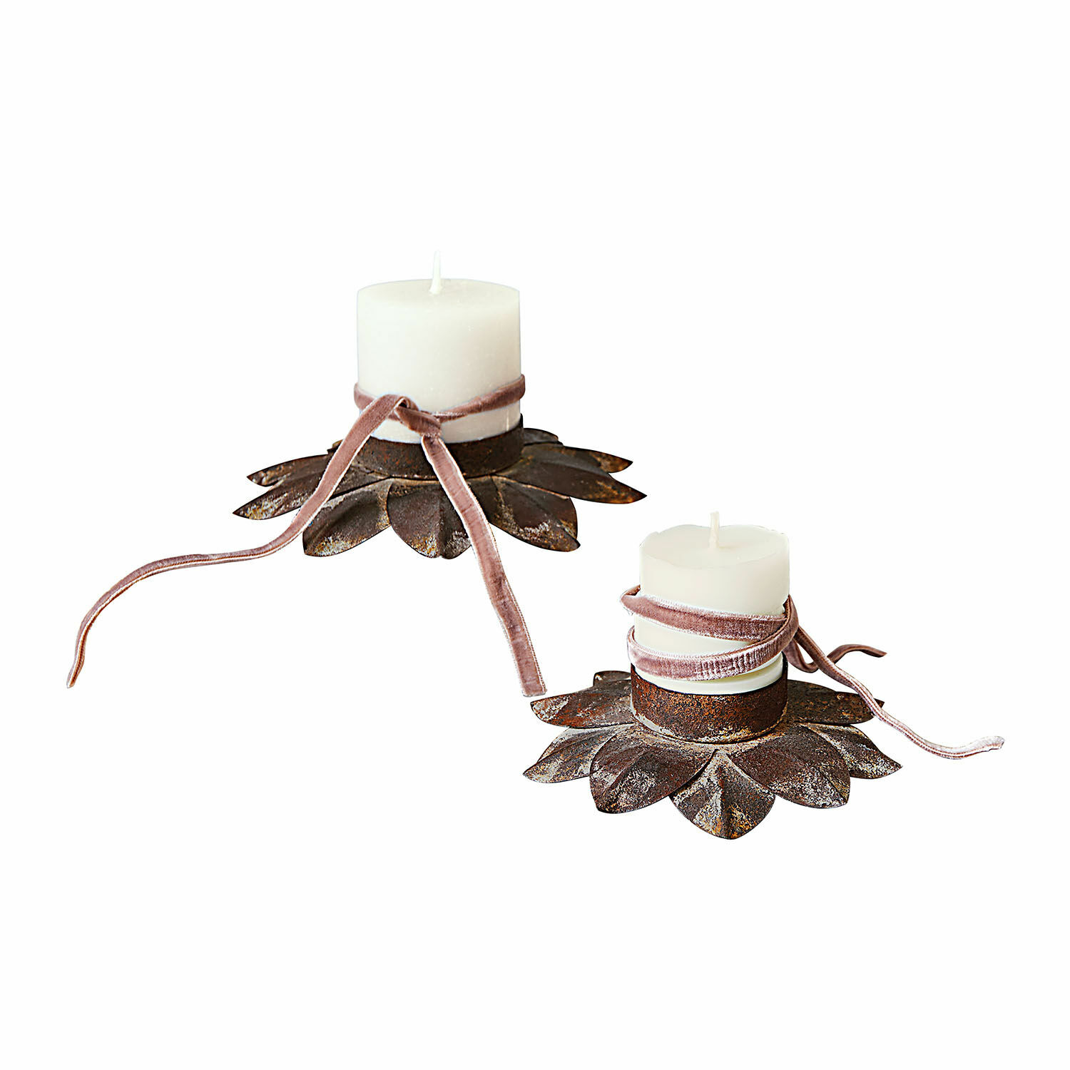 Set de 2 candeleros Viverto Conjunto de dos candelabros metálicos en forma de hojas con velas blancas y cinta rosa