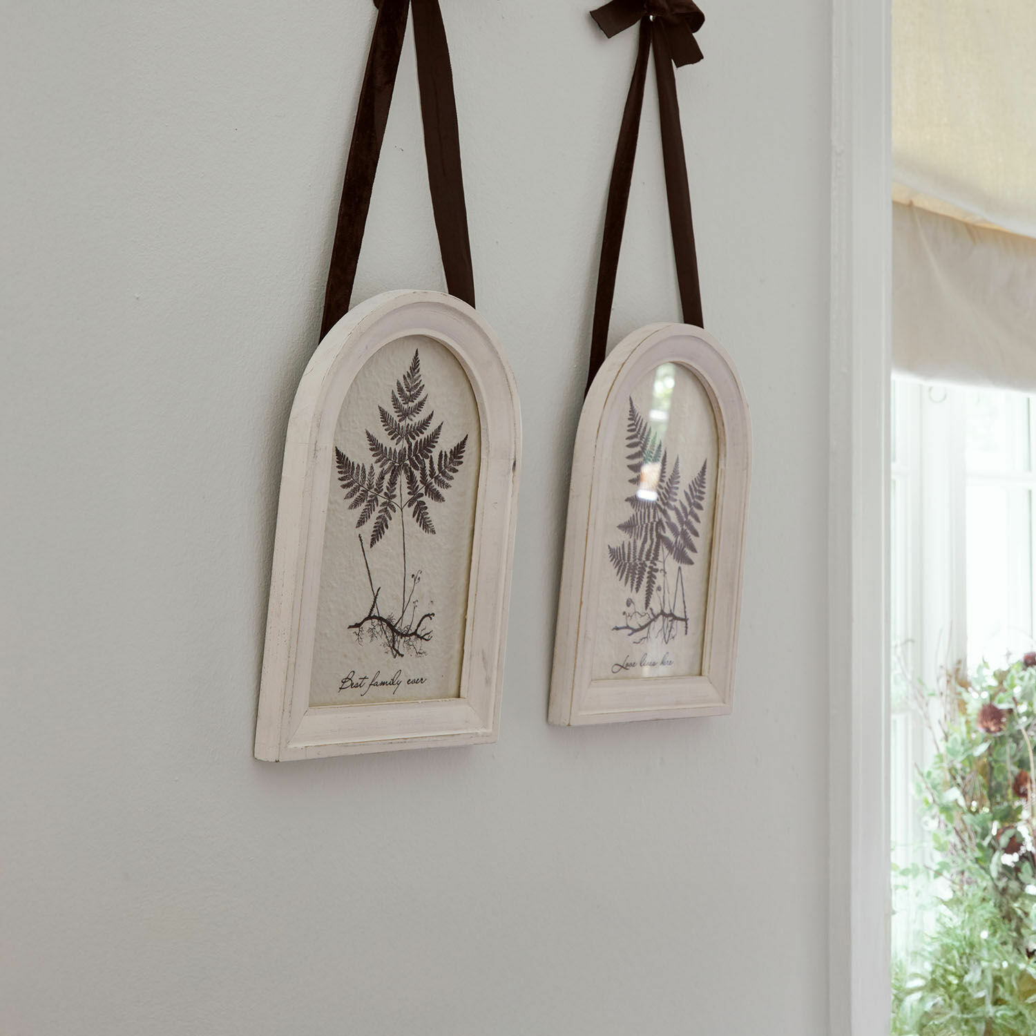 Set de 2 cuadros Movirex Dos marcos de madera blanca con ilustraciones de helechos y cintas marrones para colgar en la pared