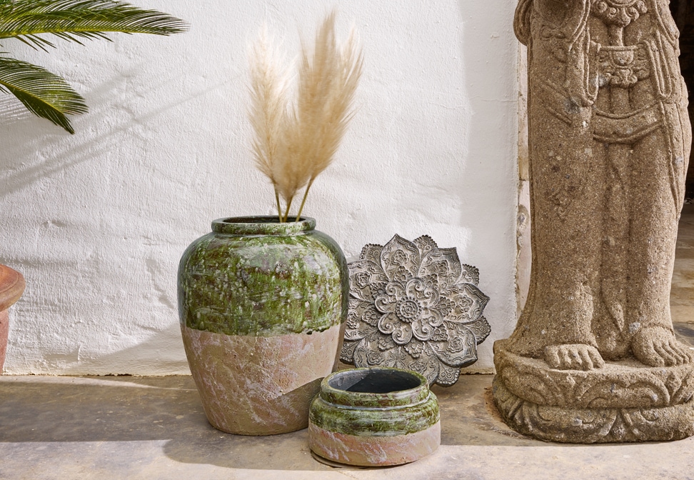 Jarrones orientales de cerámica verde y rosa con decoración de hierba de la pampa y escultura de piedra
