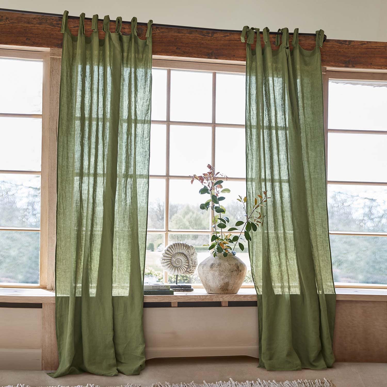 Cortinas de lino verde con lazos para barra, decoración de ventana con luz natural y jarrón