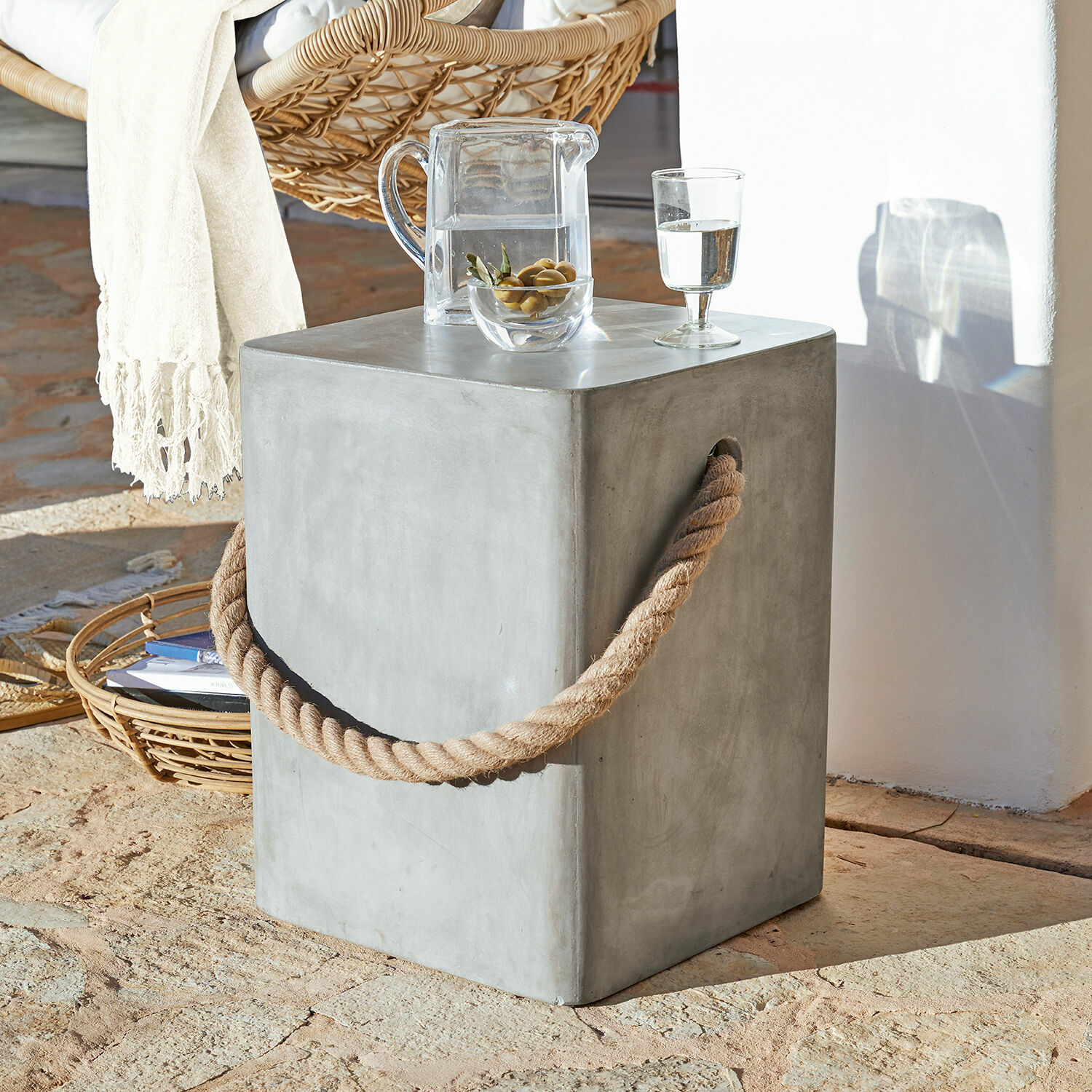 Mesa auxiliar Kaedi Mesa cuadrada de hormigón con cuerda gruesa natural, mueble moderno para salón o terraza