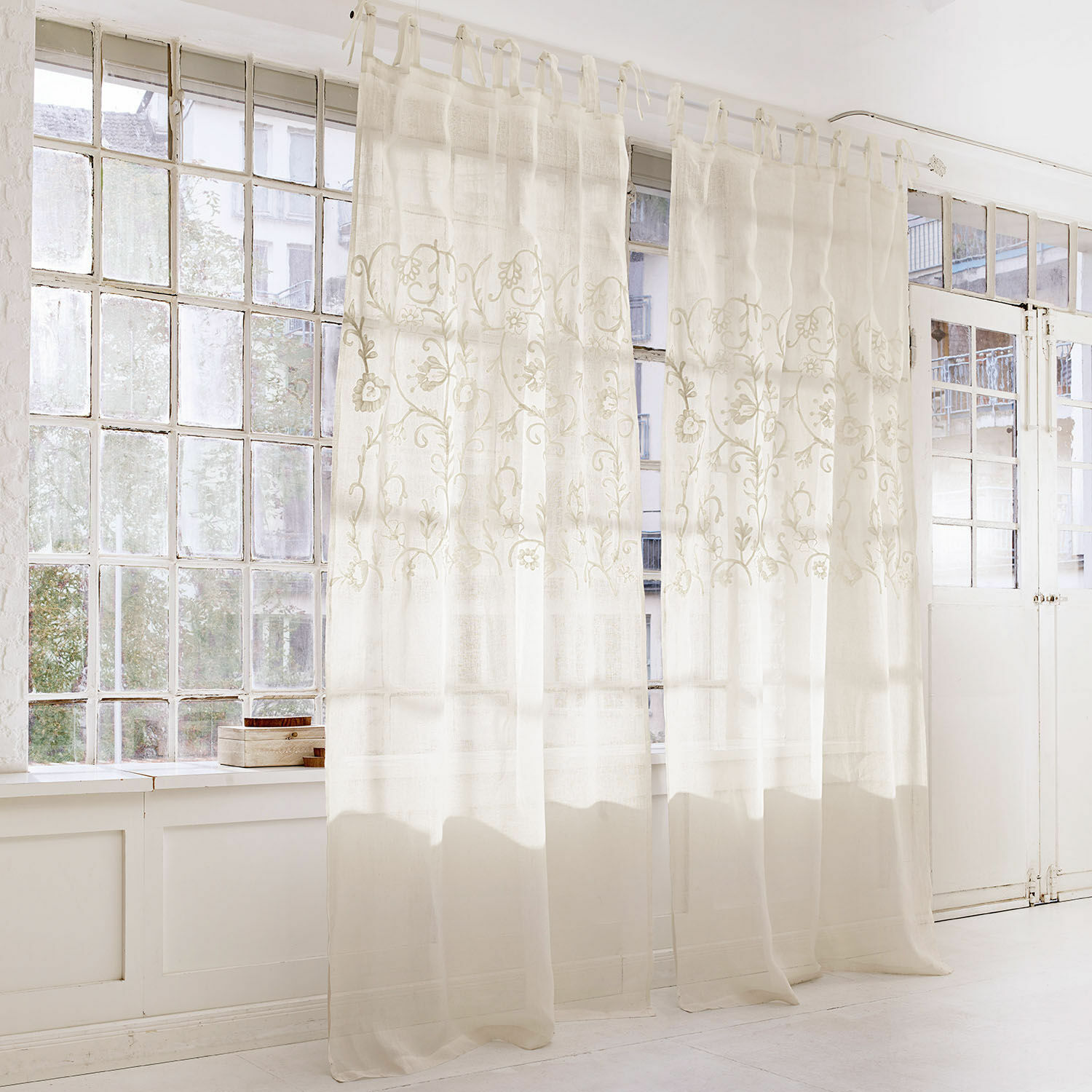 Cortina Judie Cortinas blancas transparentes con bordado floral, tela ligera para sala luminosa