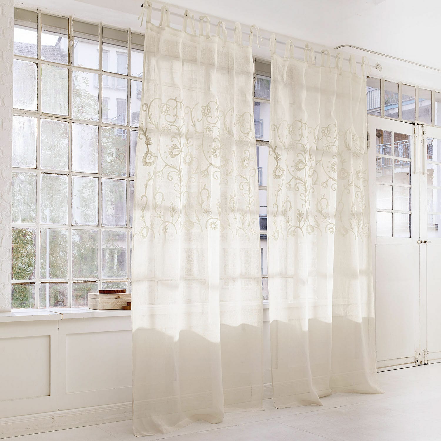 Cortina Judie Cortinas blancas transparentes con bordado floral, tela ligera para sala luminosa