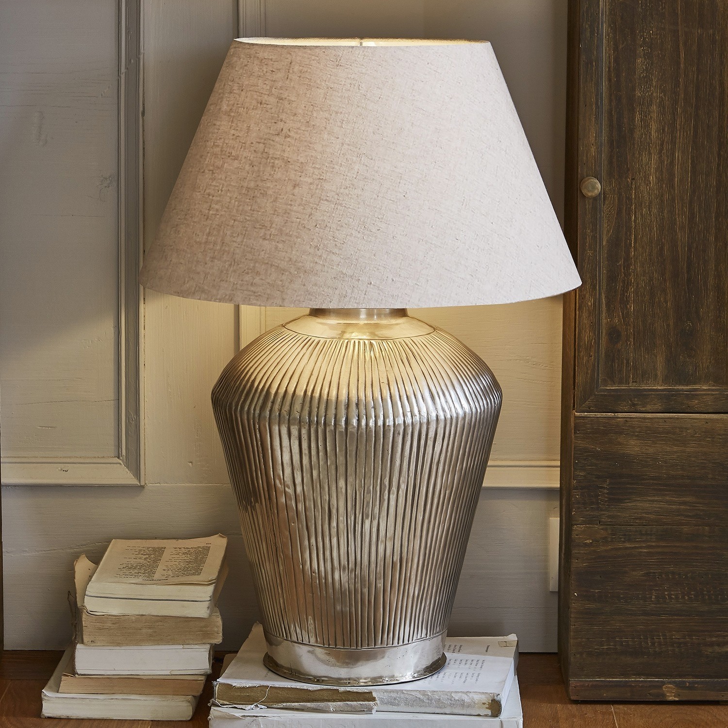 Lámpara de mesa Caulières Lámpara de mesa con base metálica acanalada y pantalla beige, iluminación y decoración interior