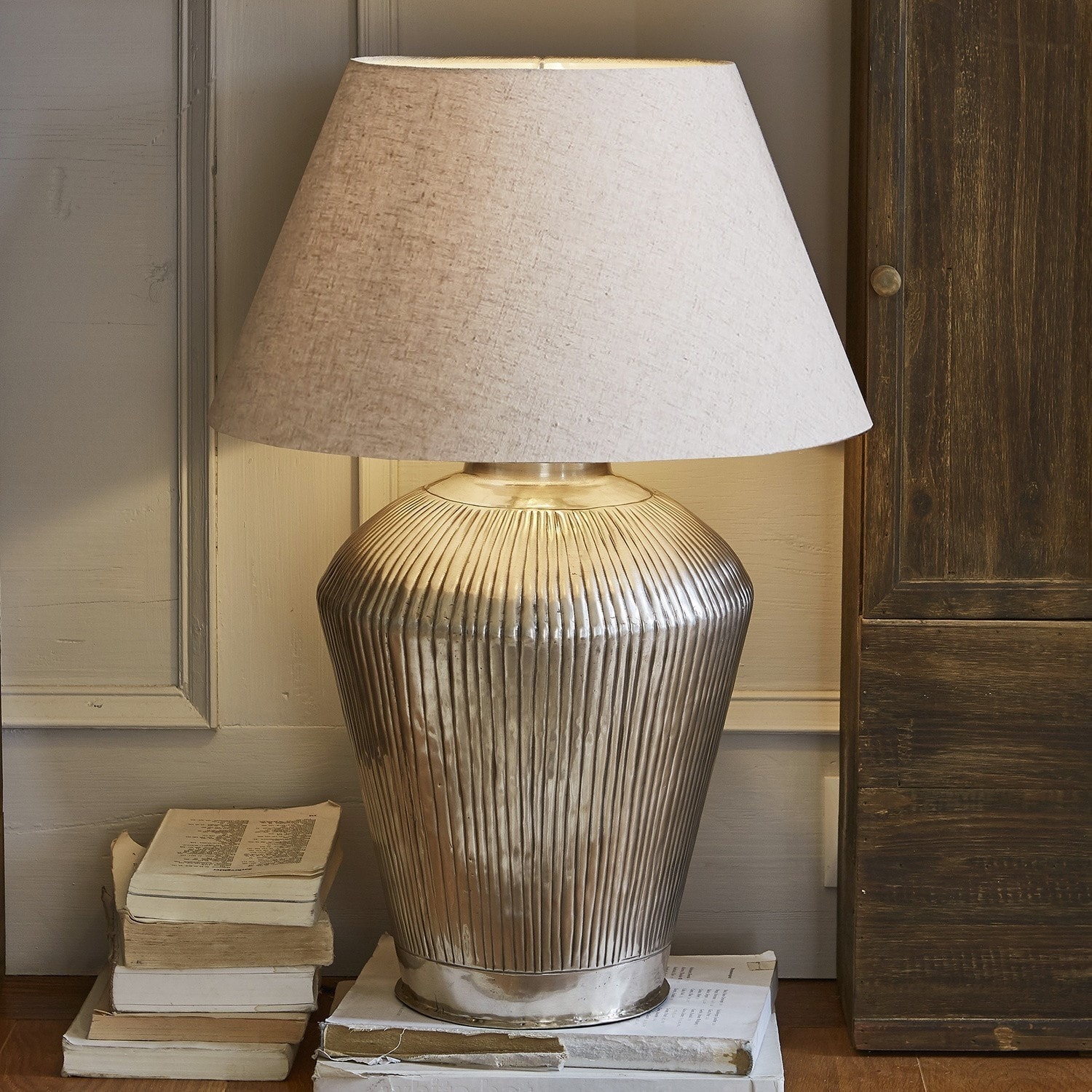Lámpara de mesa Caulières Lámpara de mesa con base metálica acanalada y pantalla beige, iluminación y decoración interior