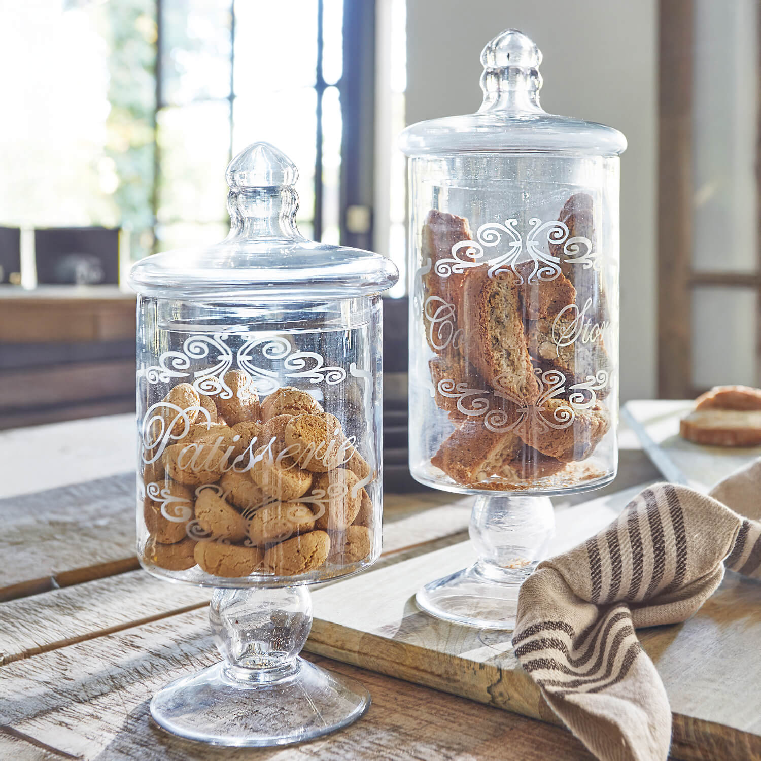 Recipientes de vidrio con tapa y texto decorativo, ideales para guardar galletas en la cocina
